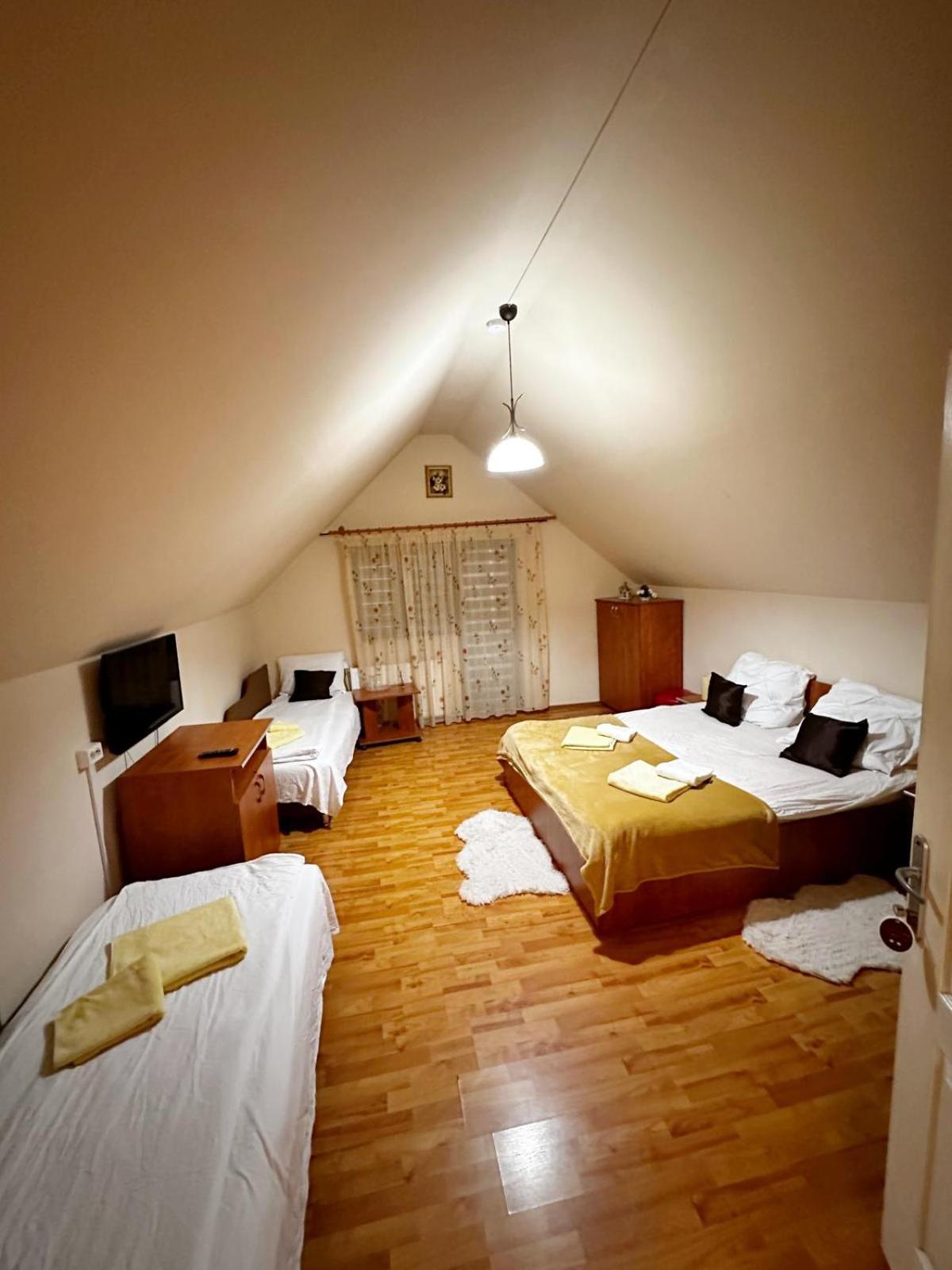 Quadruple Room with Private Bathroom photo 1