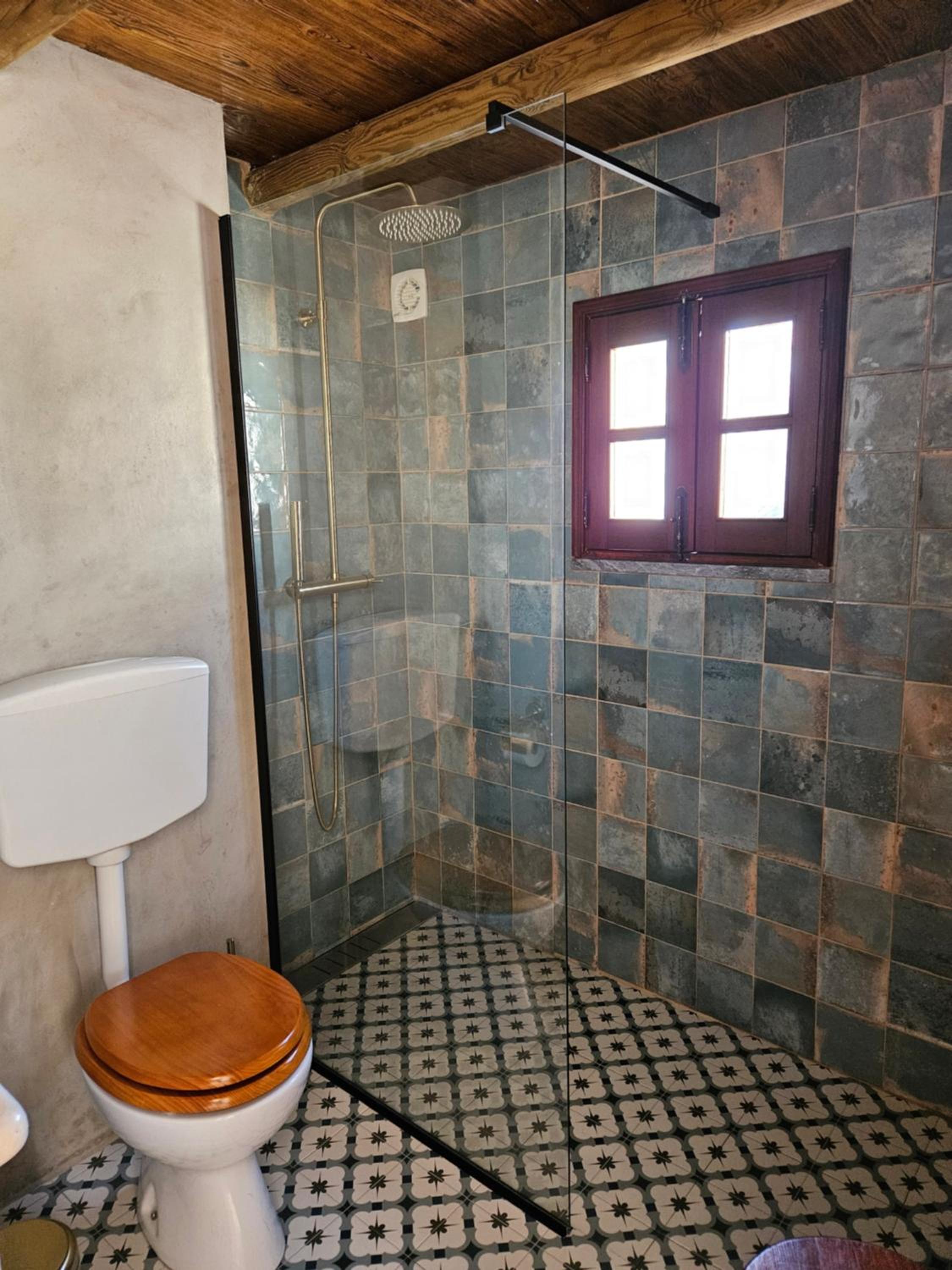 Five-Bedroom House photo 2