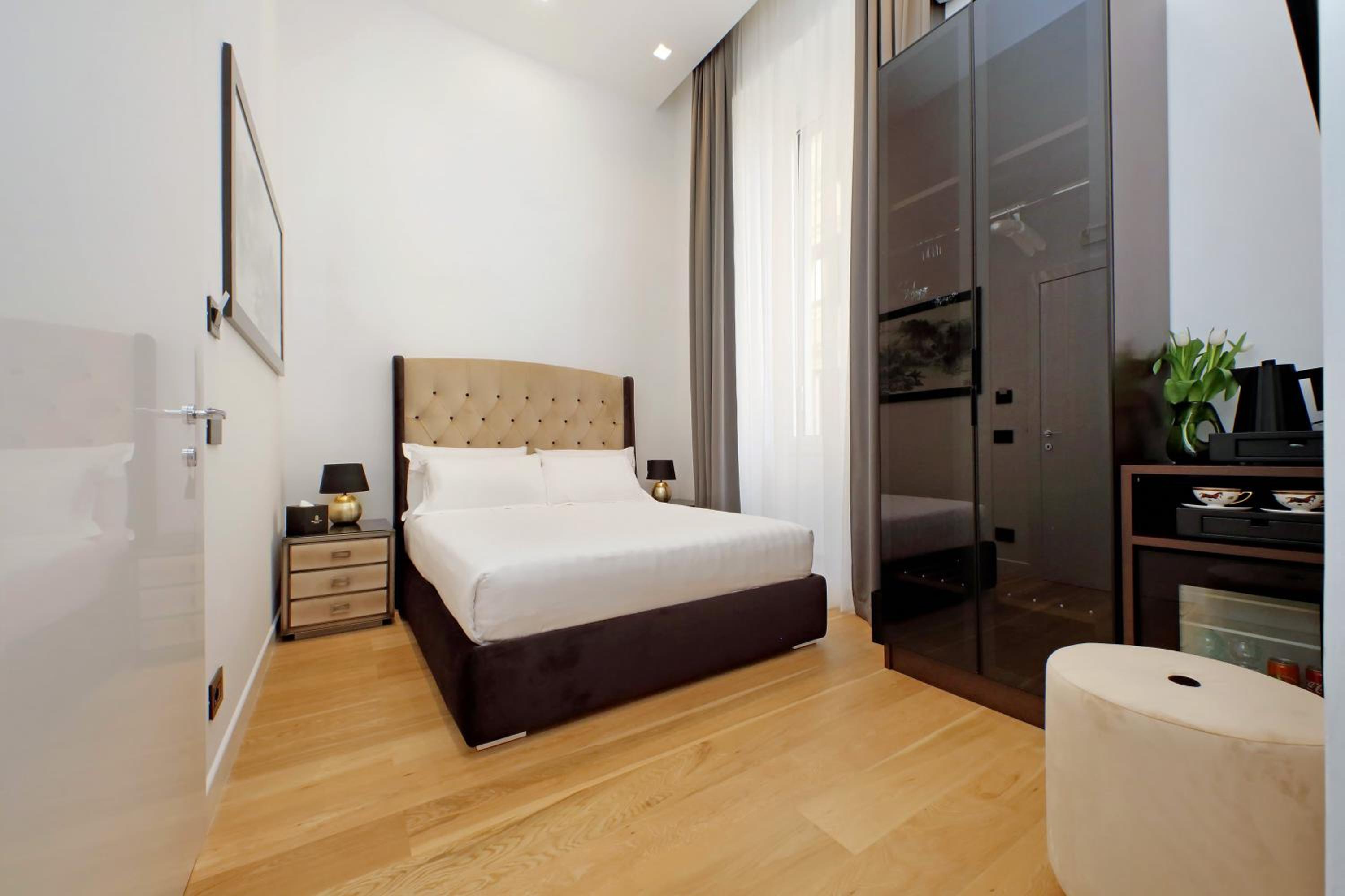 Queen Room photo 2