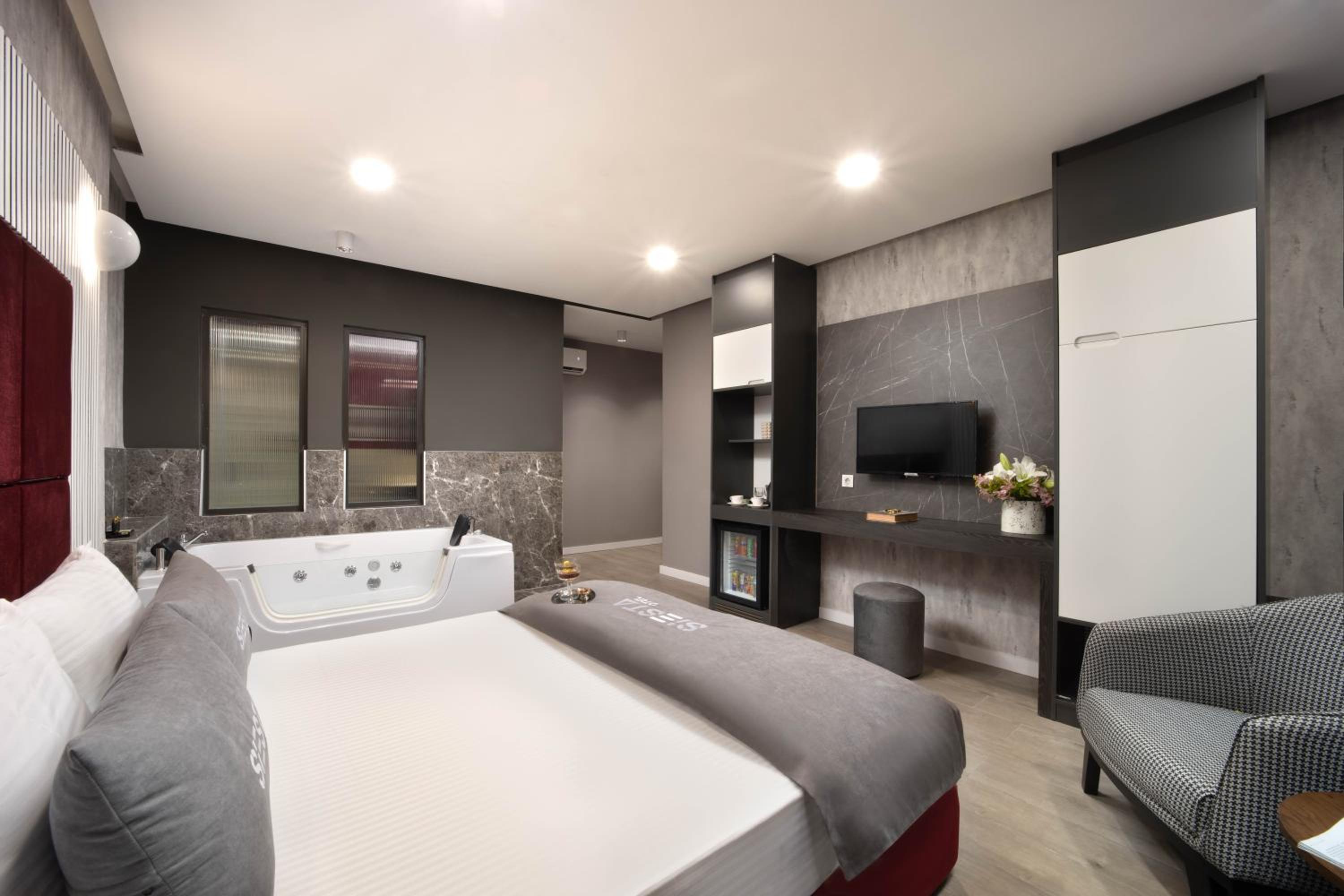 Deluxe Double Room with Bath photo 2