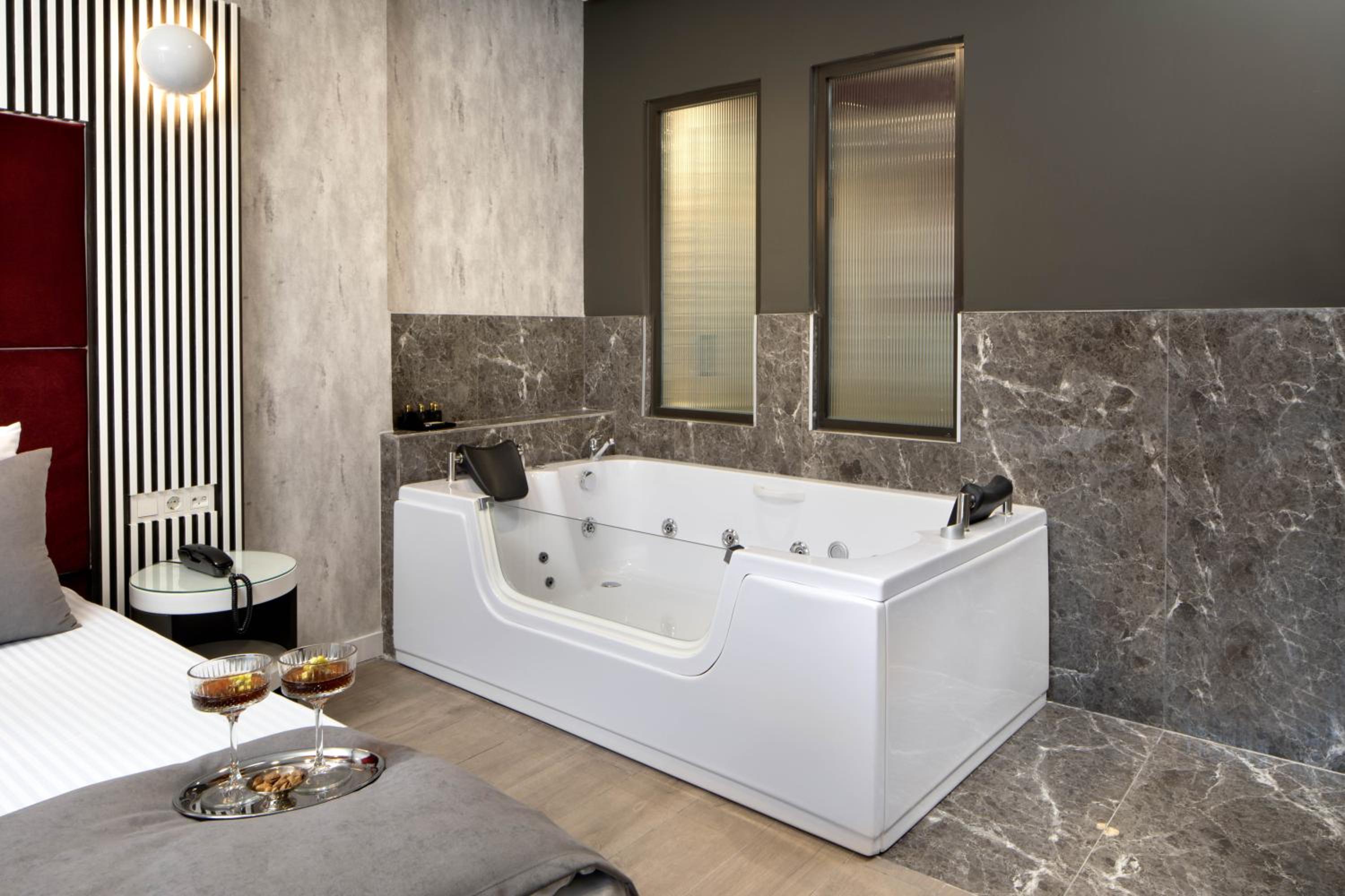 Deluxe Double Room with Bath photo 3