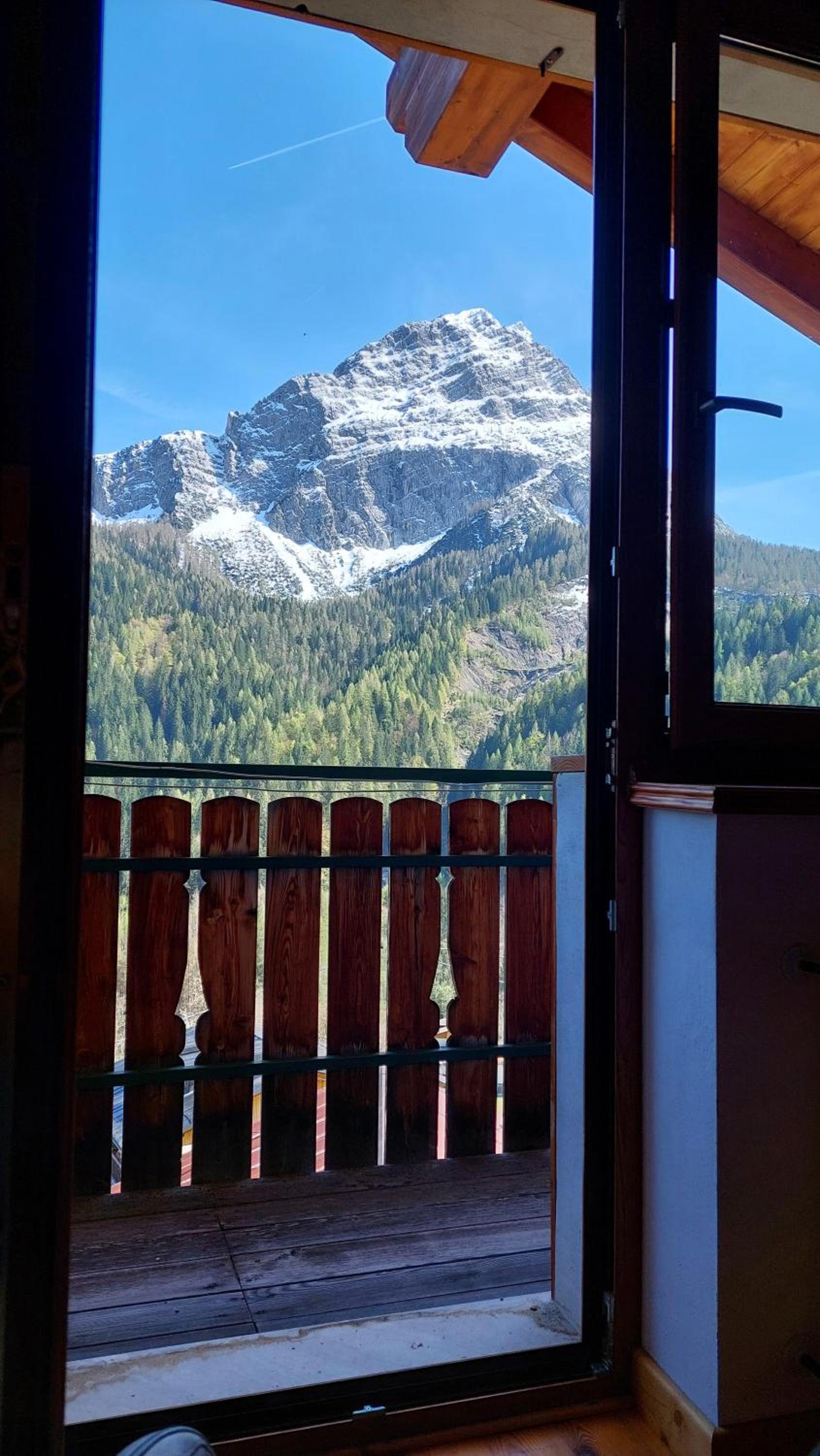 Three-Bedroom Apartment with Mountain View photo 2