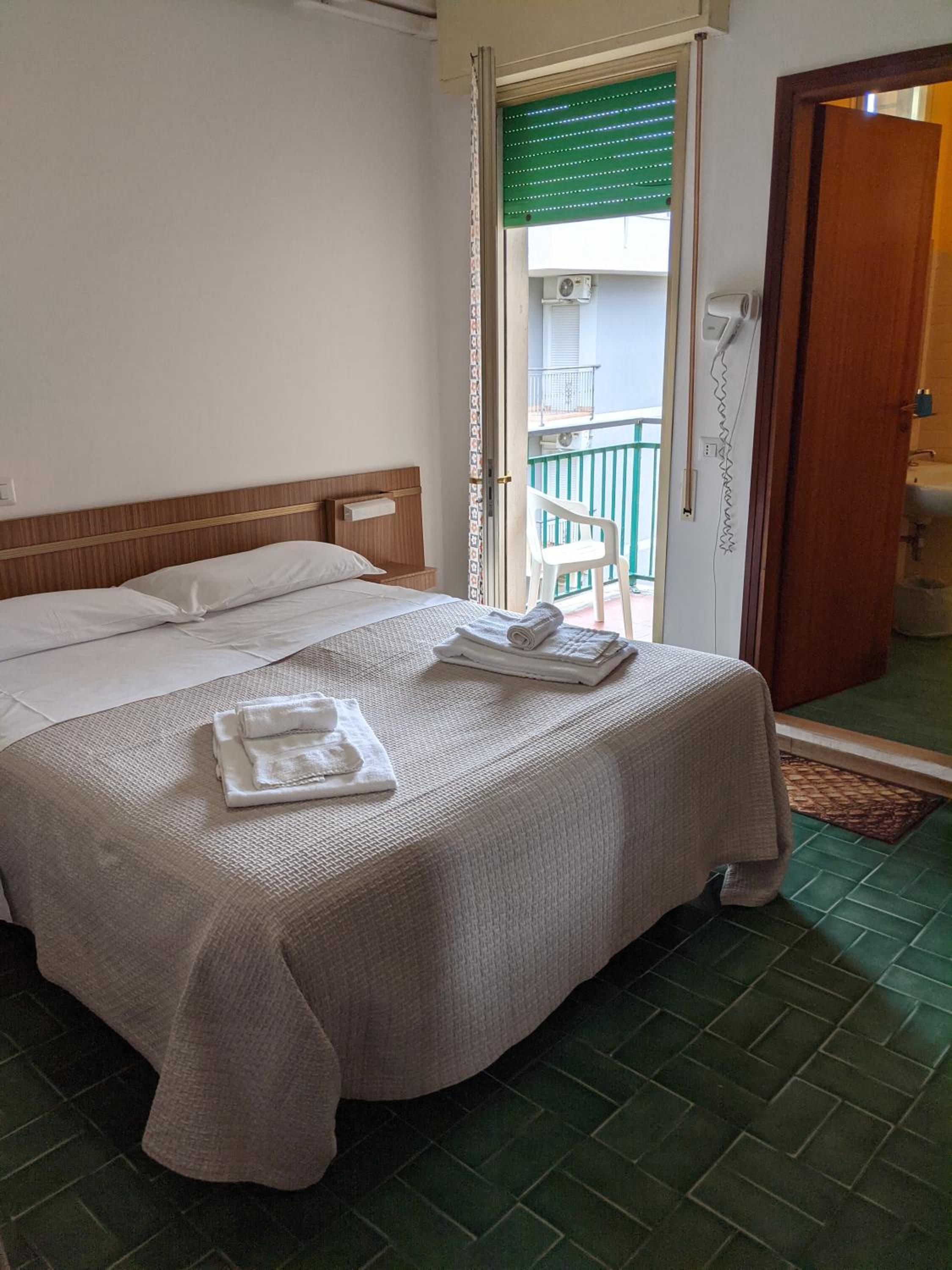 Triple Room with Bathroom - Photo 2