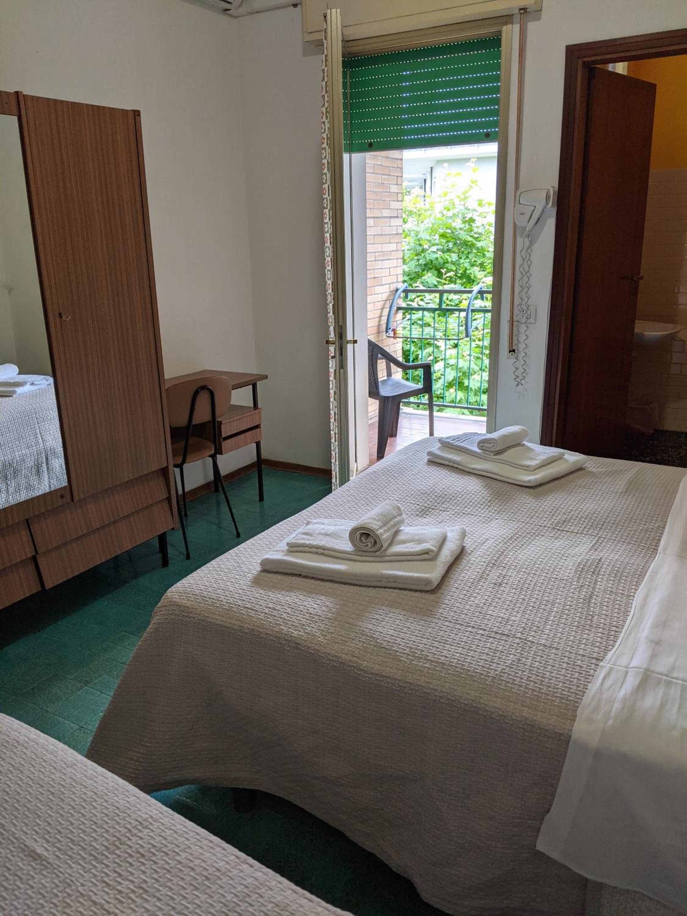 Triple Room with Bathroom - Photo 10