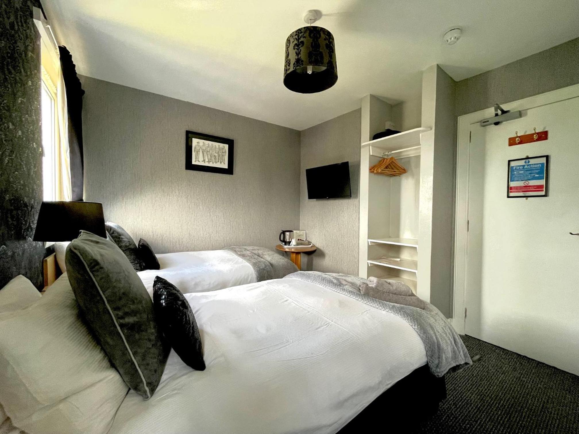 Twin Room With Private Bathroom photo 2