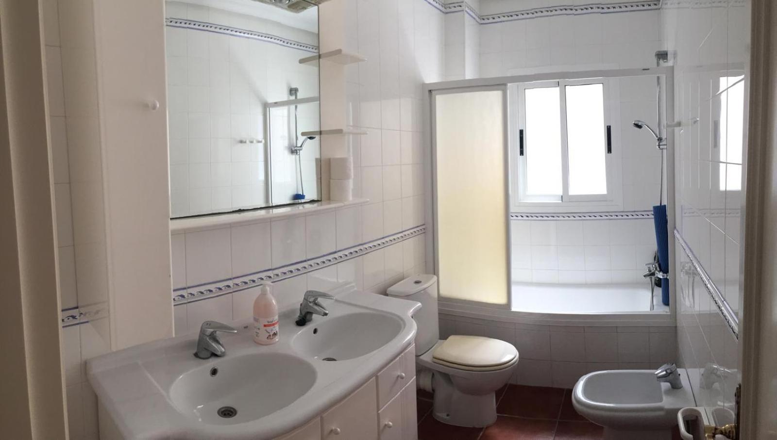 Seven-Bedroom House photo 2