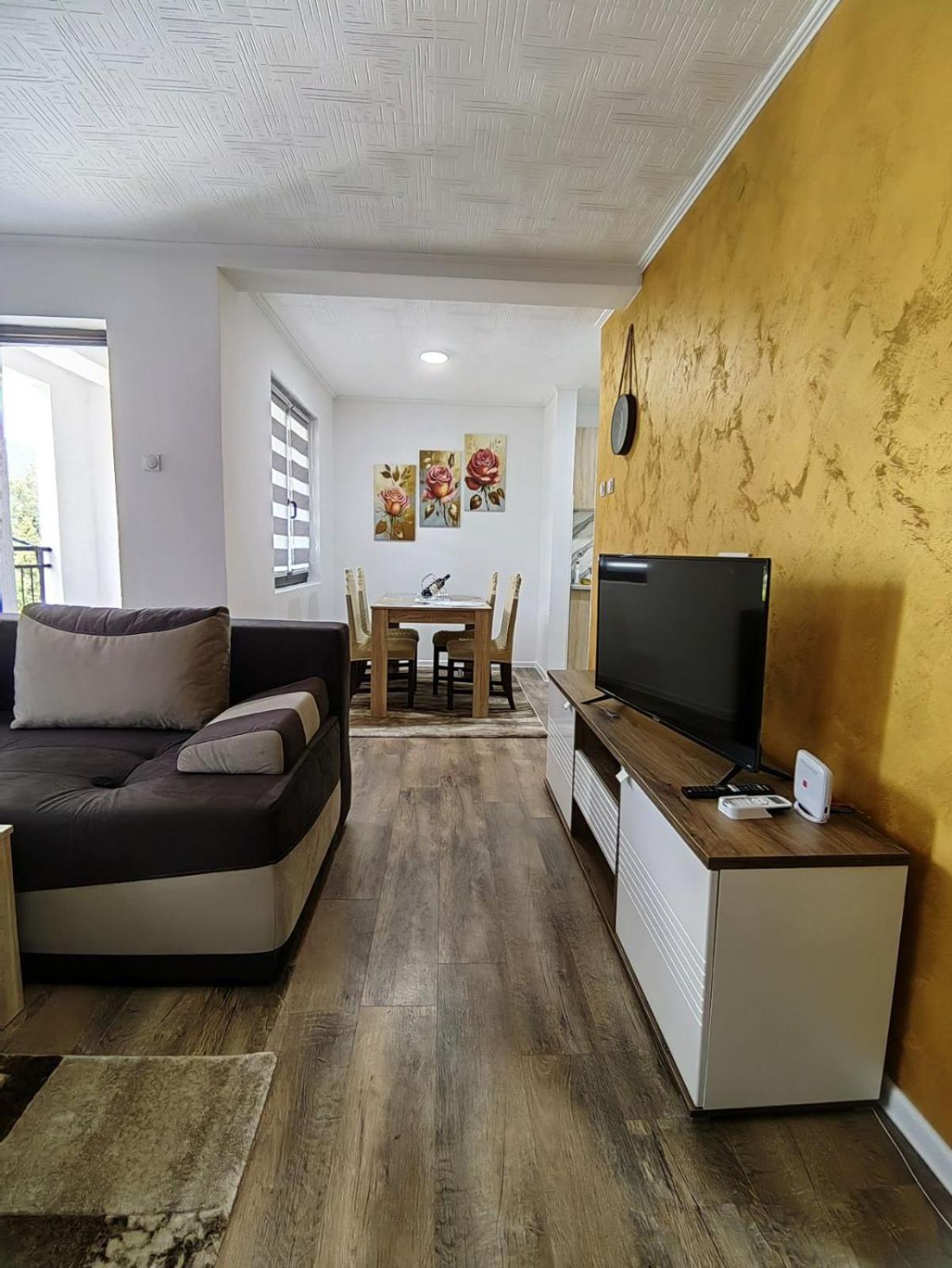 One-Bedroom Apartment photo 1