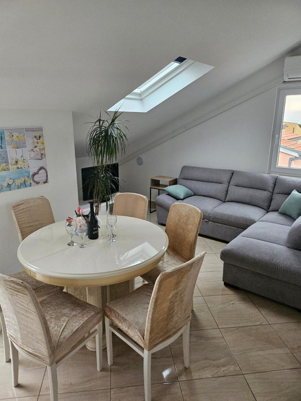 Three-Bedroom Apartment with Balcony and Sea View photo 1