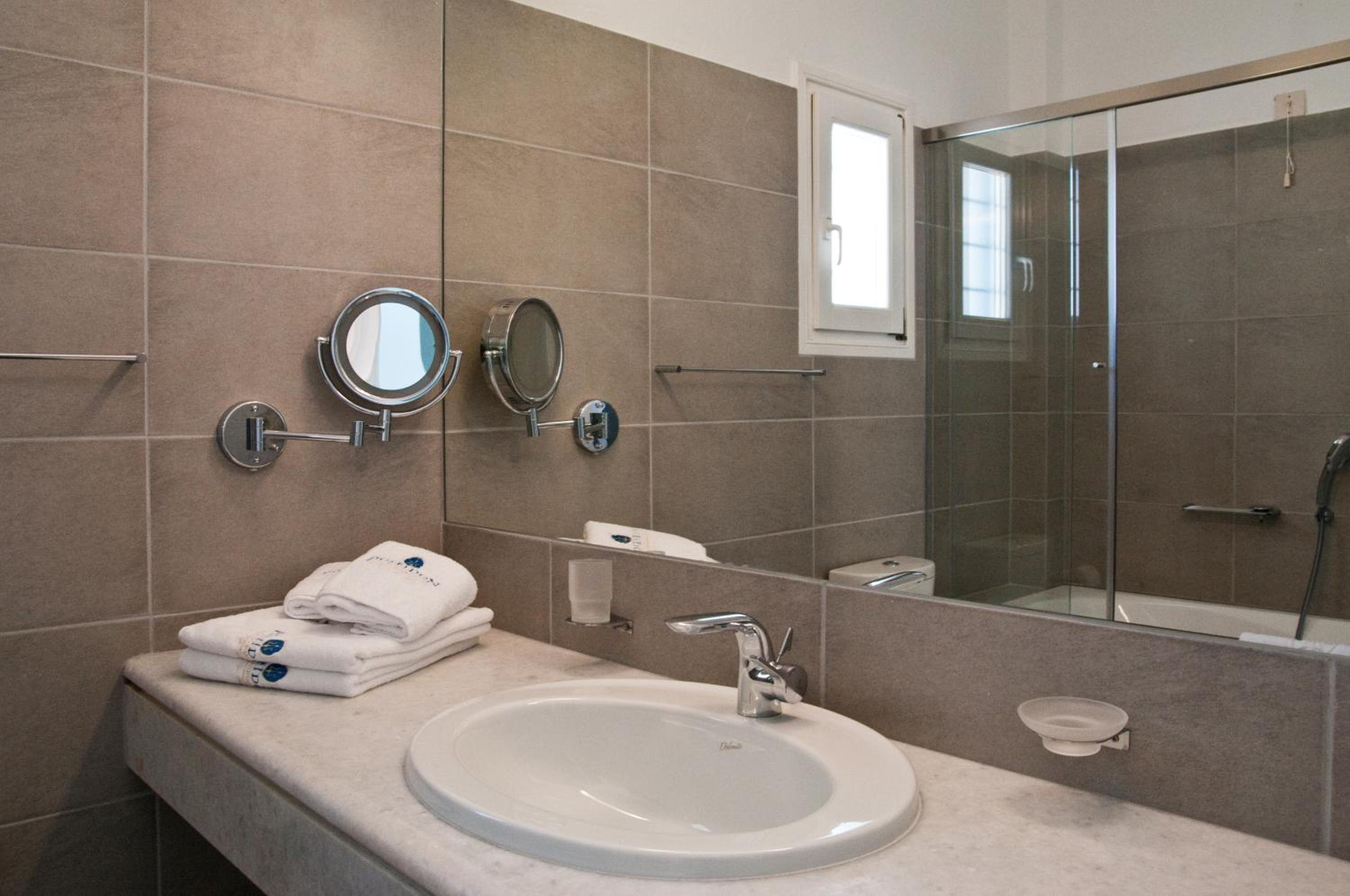 Superior Suite with Sea View (2-4 Adults) - Photo 6