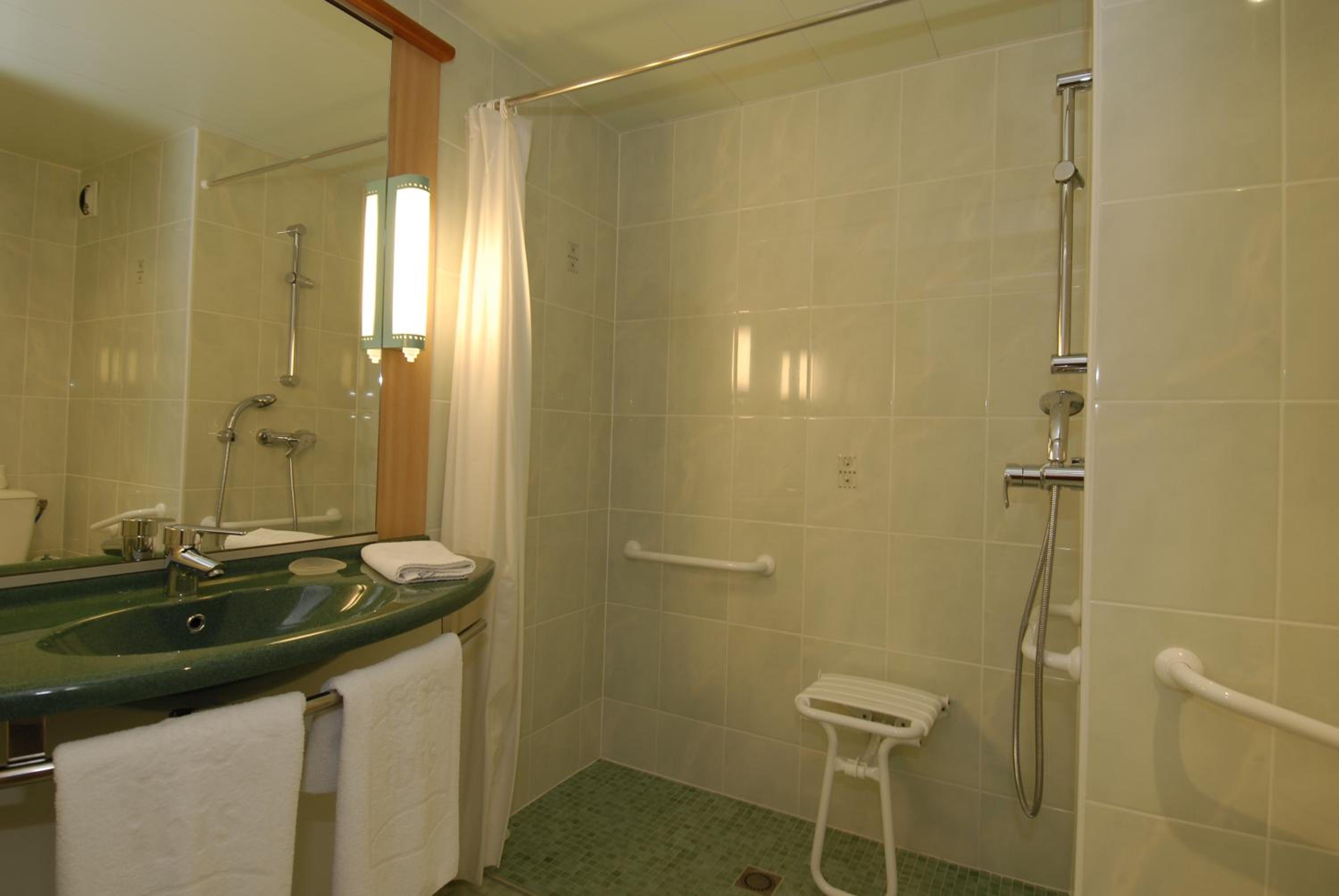 Standard Room with One Double Bed and One Single Bed - Photo 3