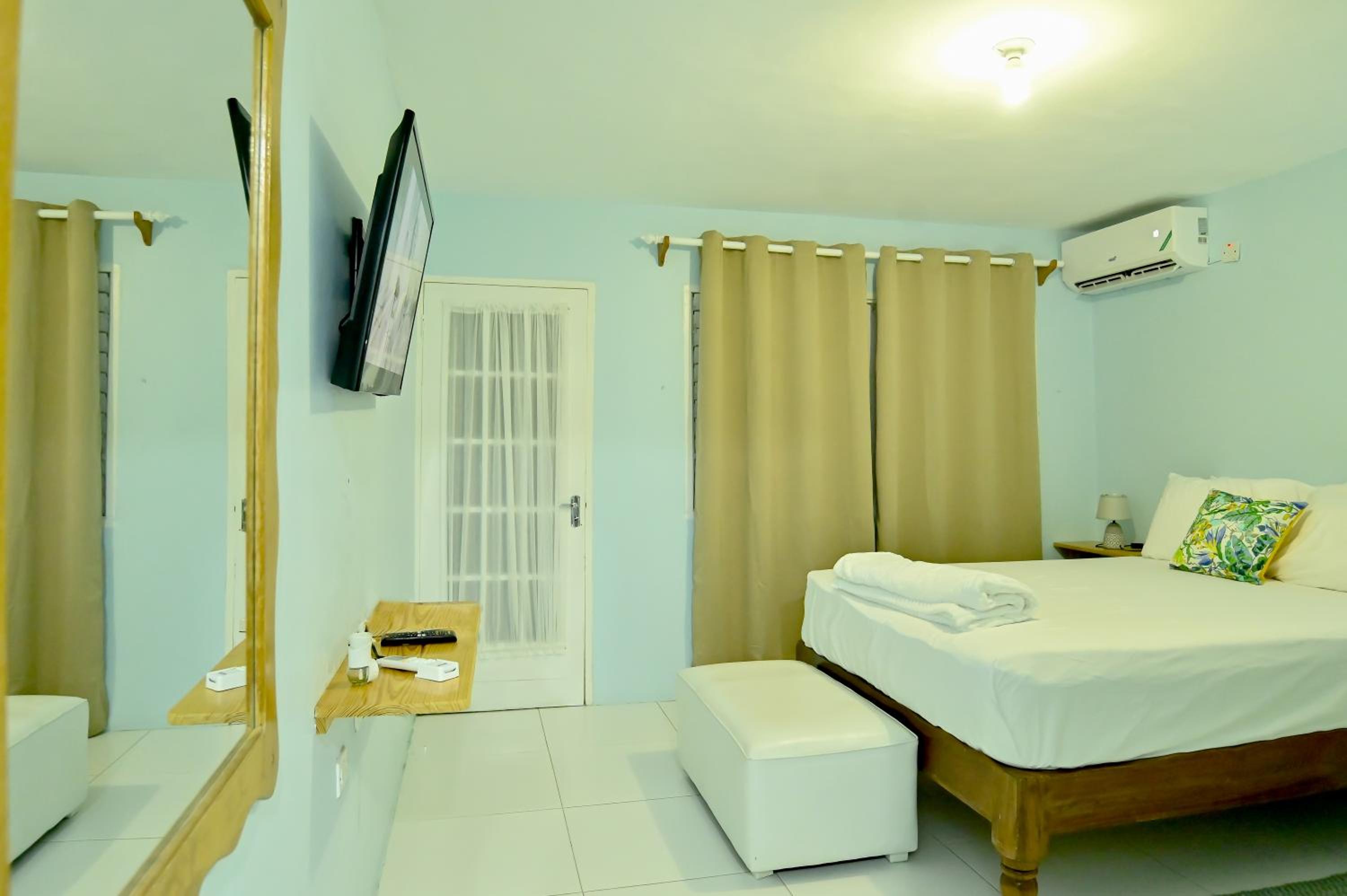 Queen Room with Balcony photo 3