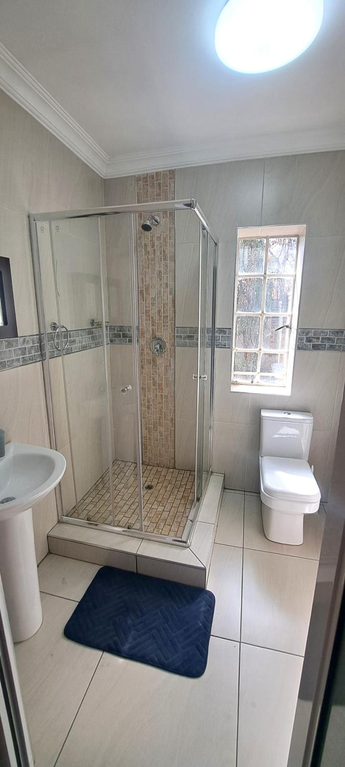 Deluxe King Suite photo 3