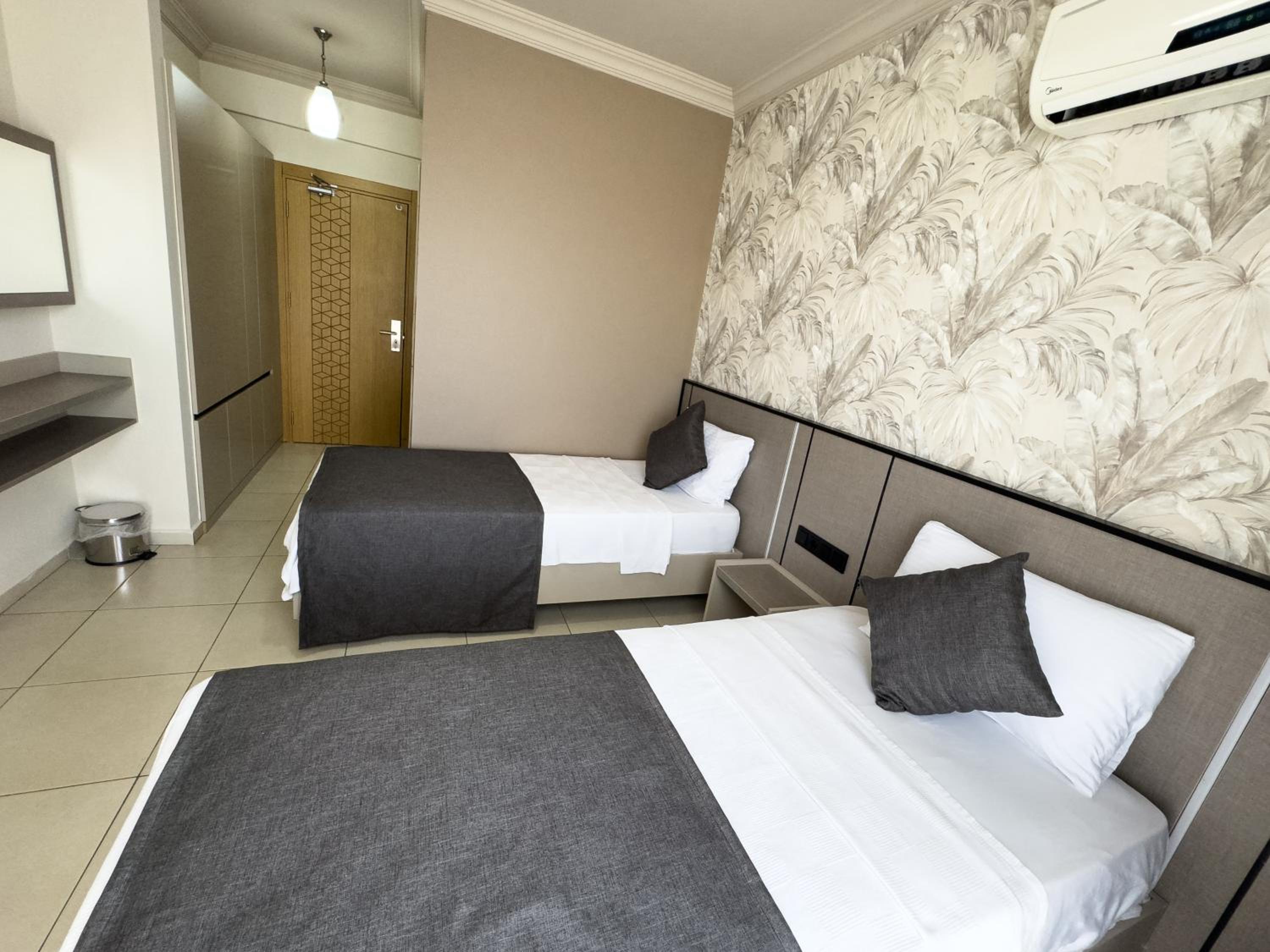 Twin Room with Balcony - Photo 2