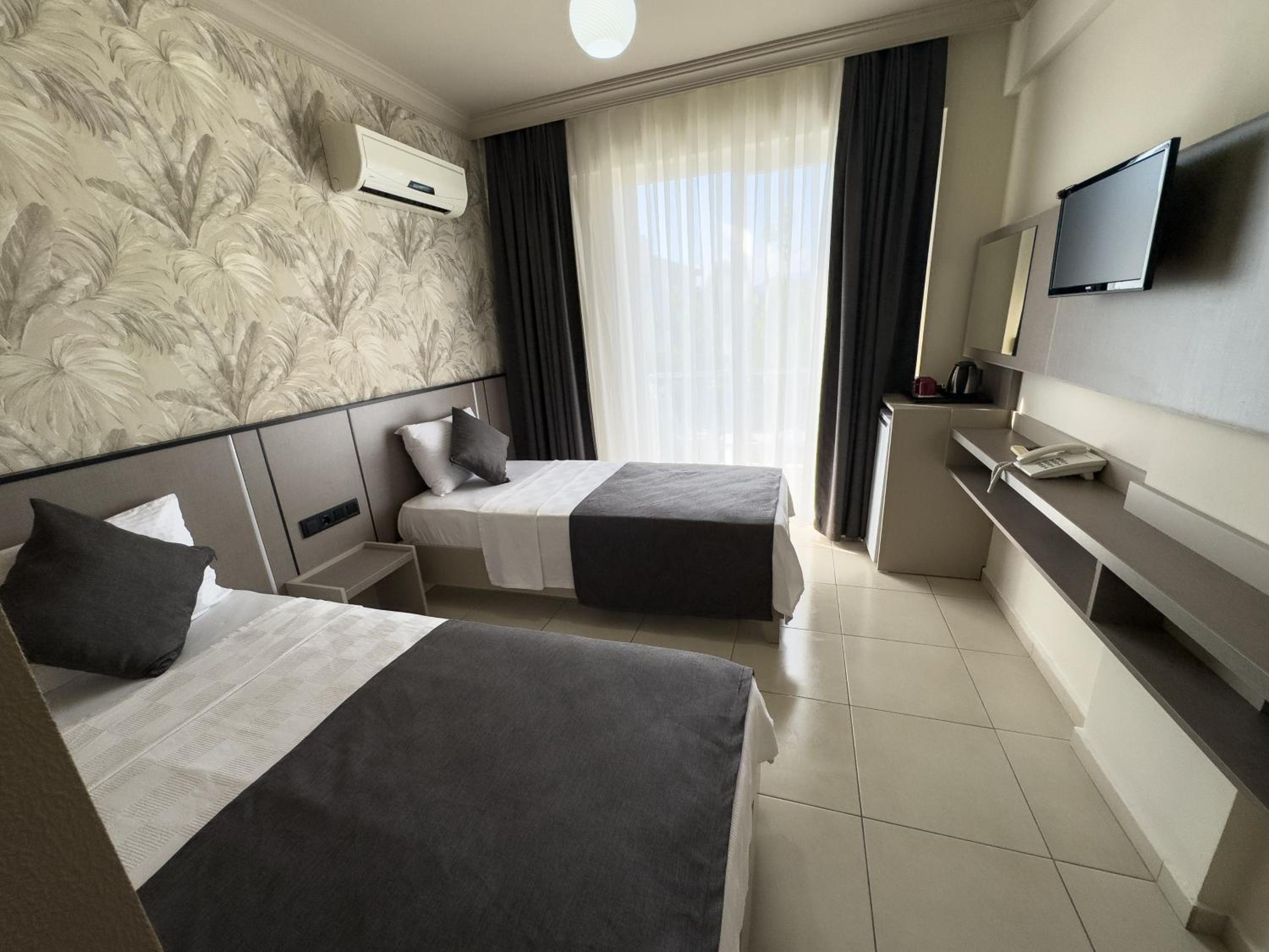 Twin Room with Balcony - Photo 3