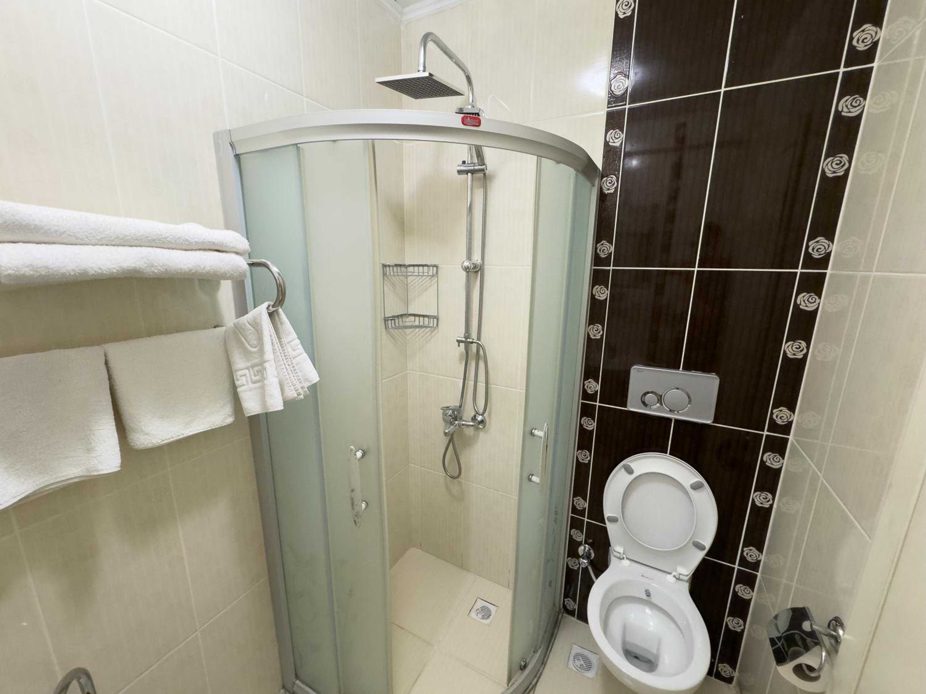 Twin Room with Balcony - Photo 5