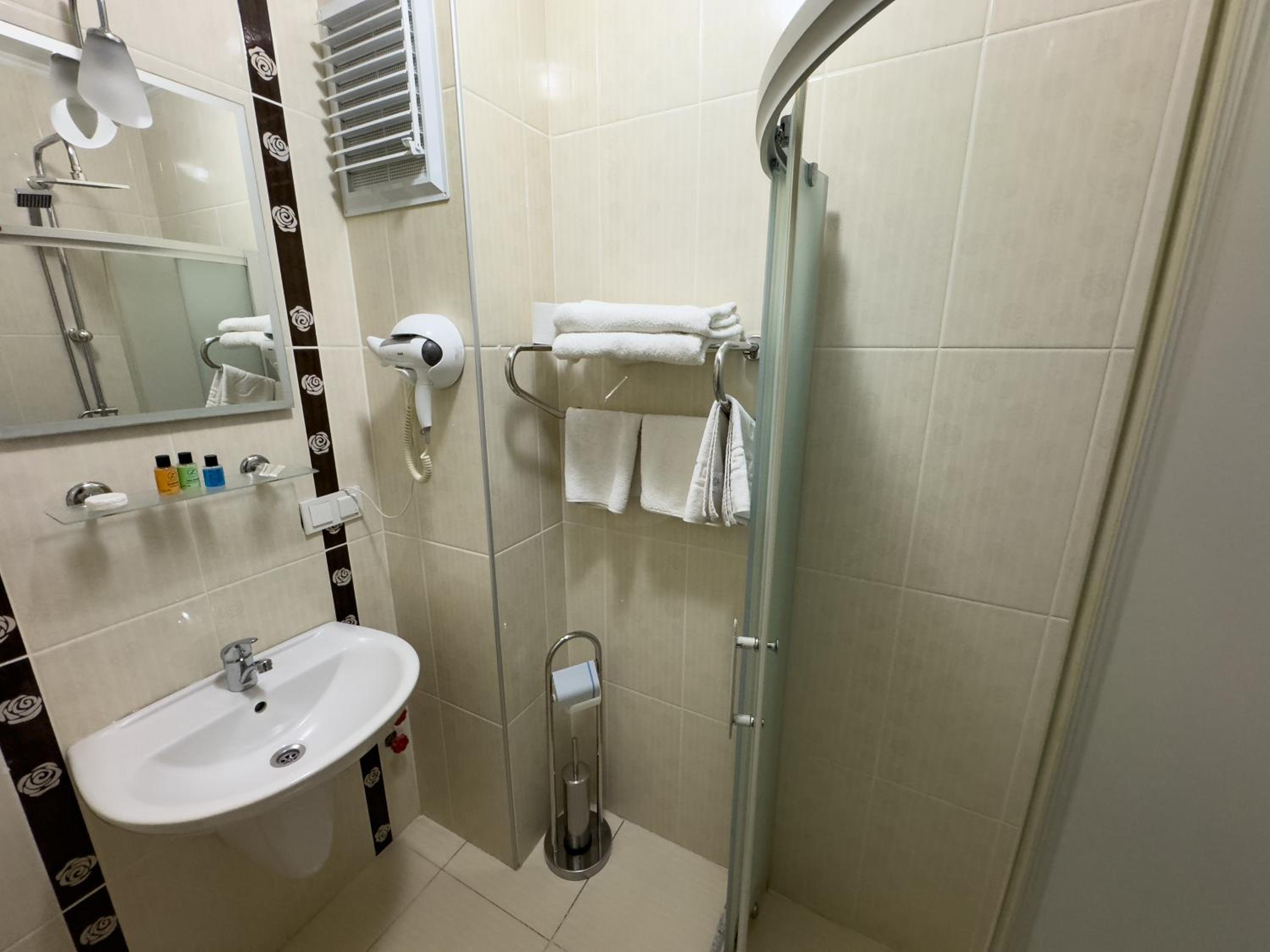 Twin Room with Balcony - Photo 6
