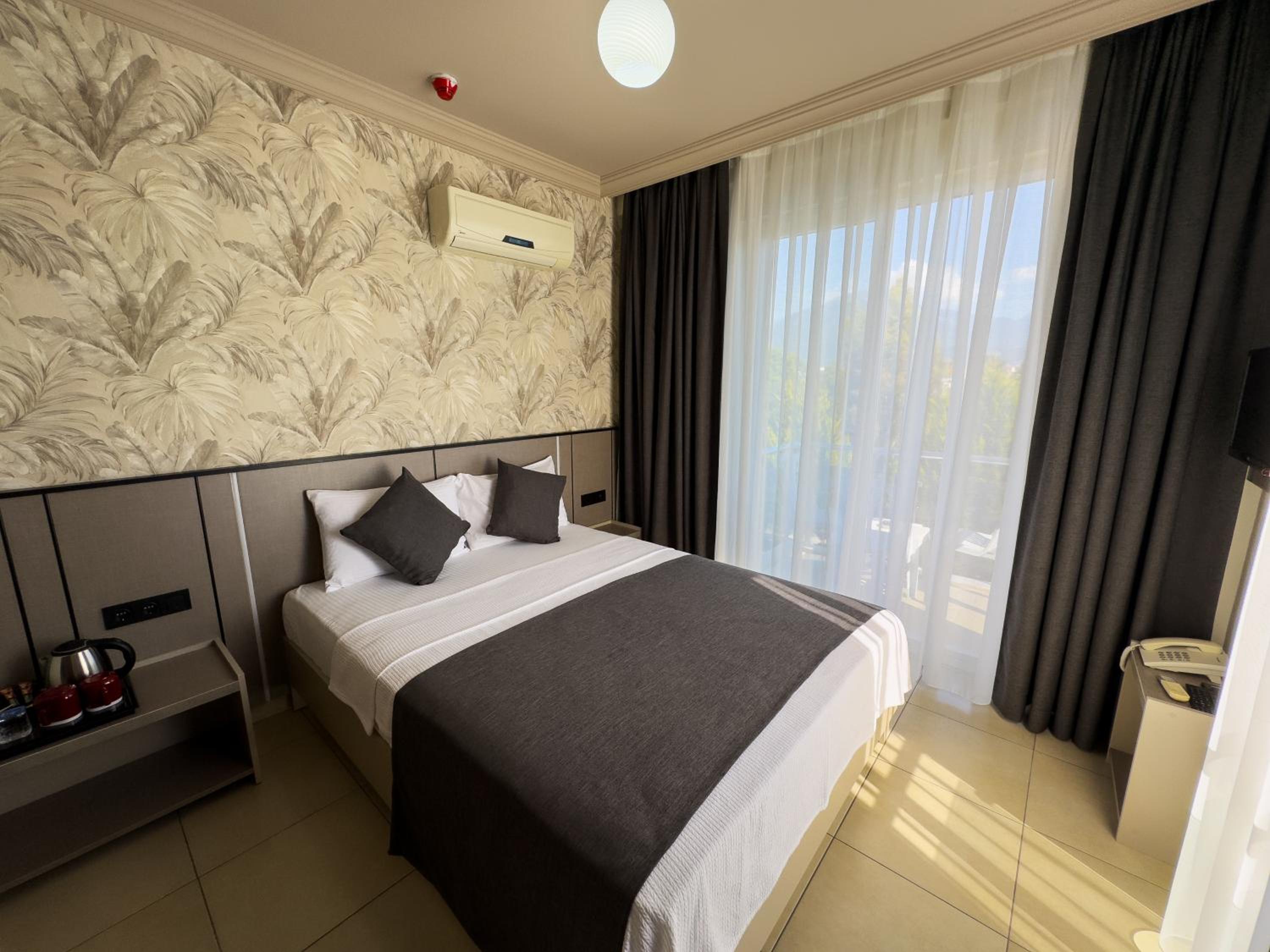 Double Room with Balcony - Photo 2
