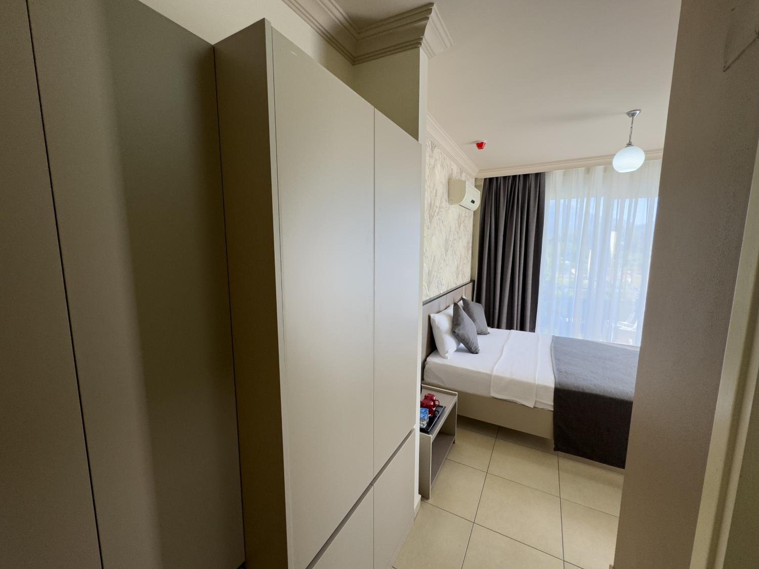 Double Room with Balcony - Photo 6