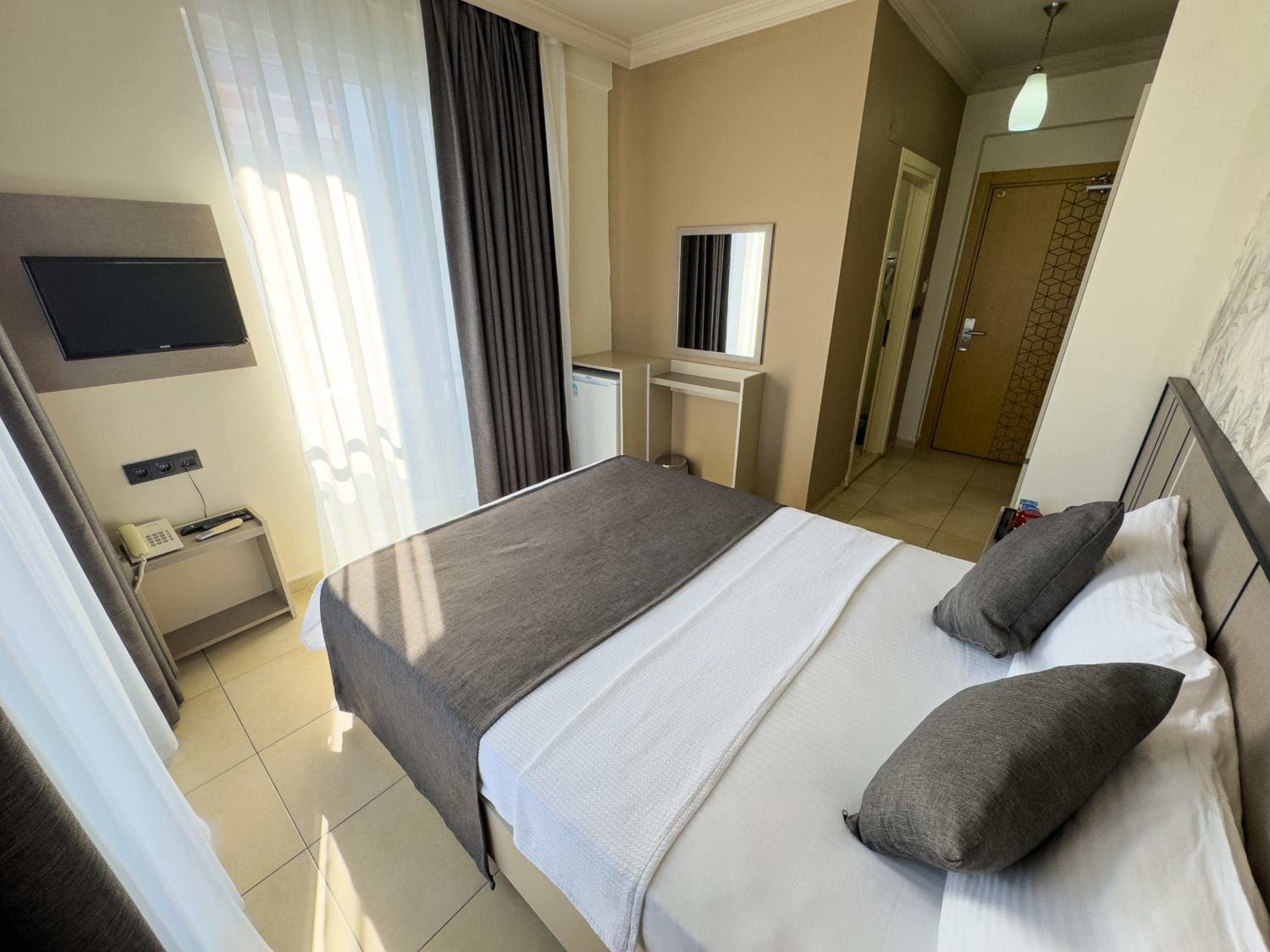 Double Room with Balcony - Photo 7