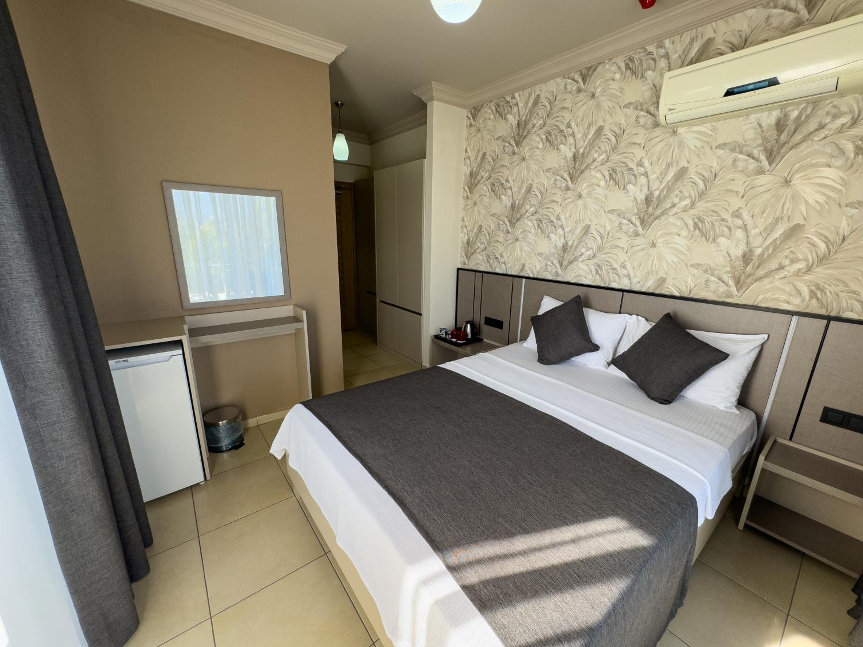 Double Room with Balcony - Photo 8