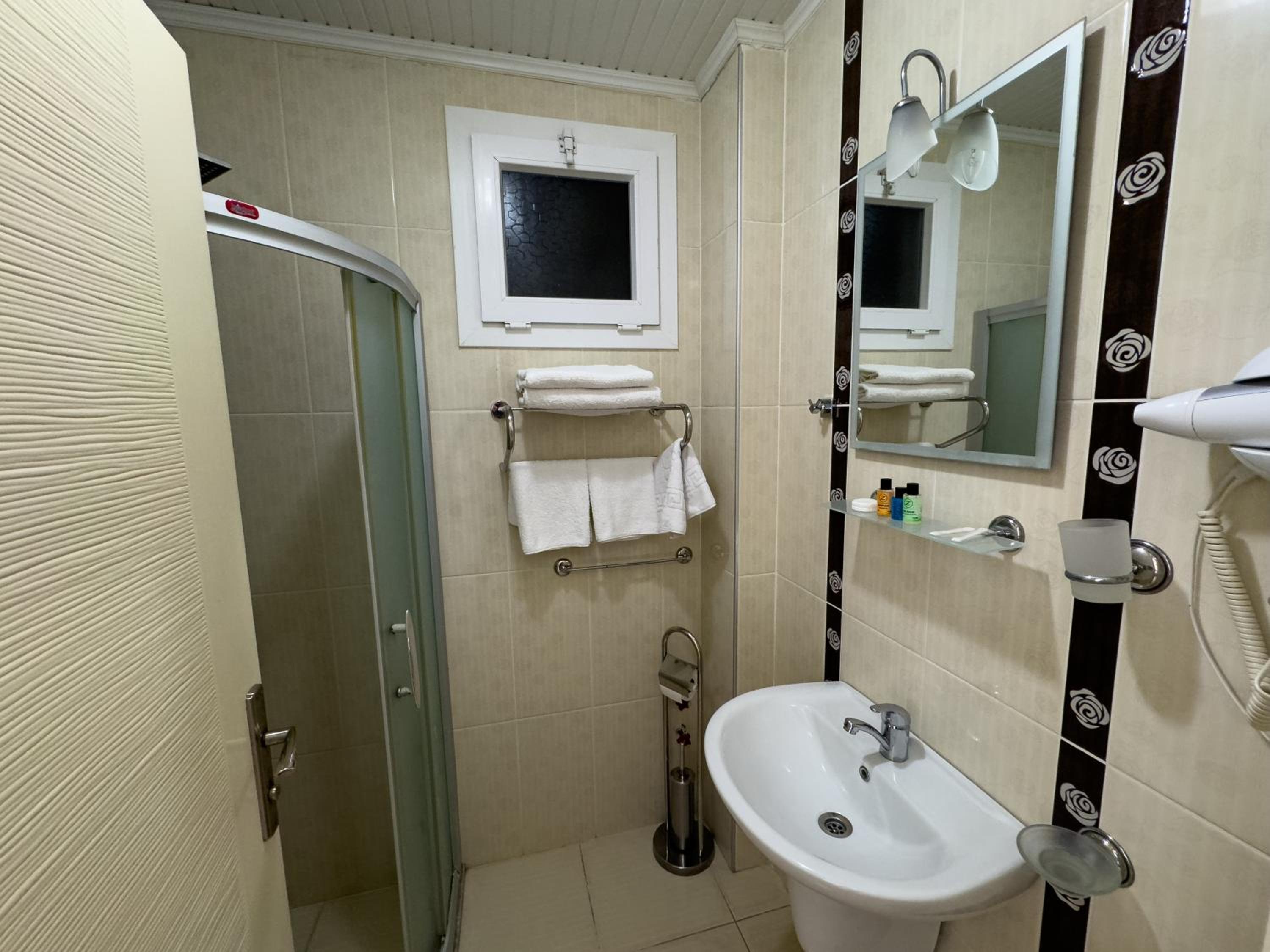 Double Room with Balcony - Photo 4
