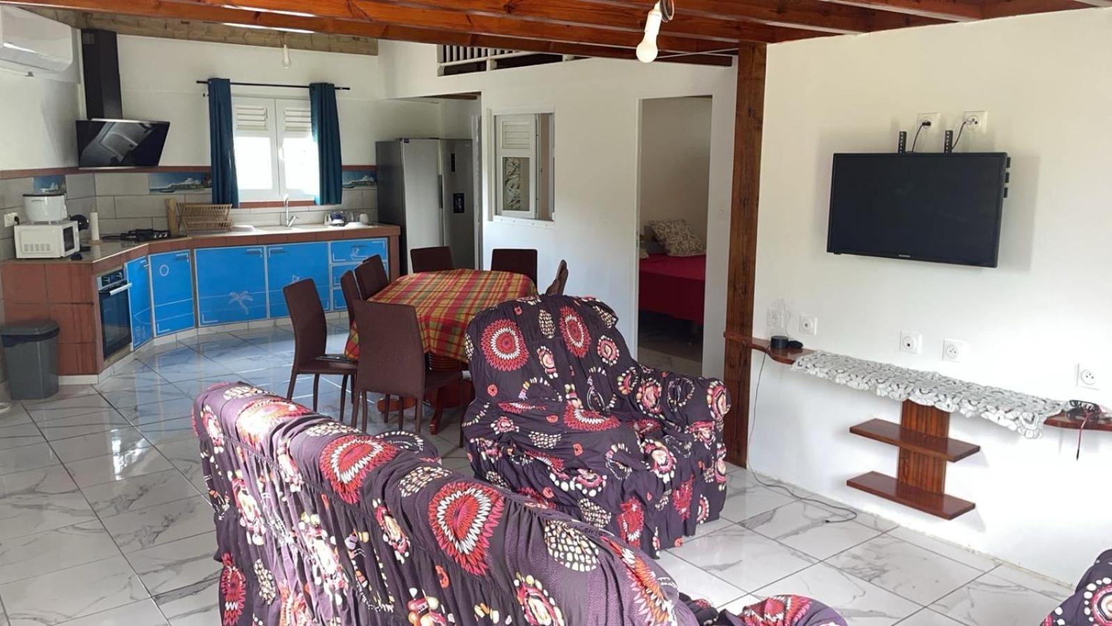 Five-Bedroom House photo 1