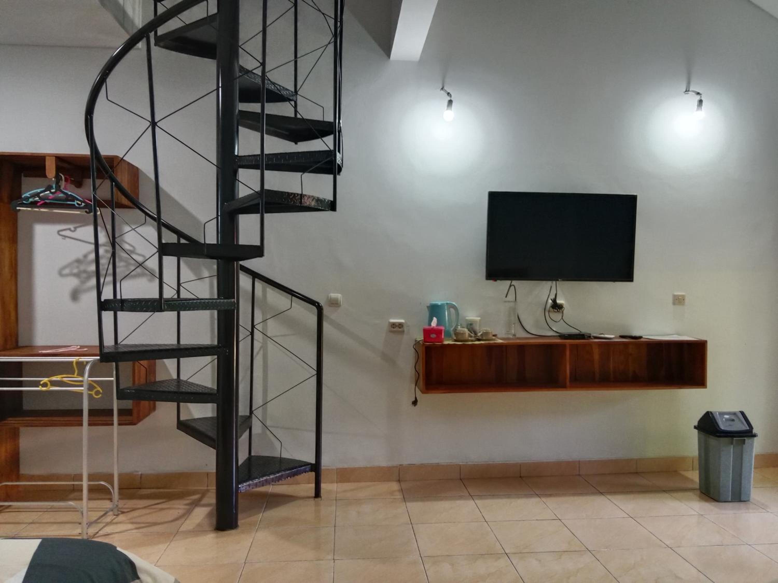 Family Room - Photo 2