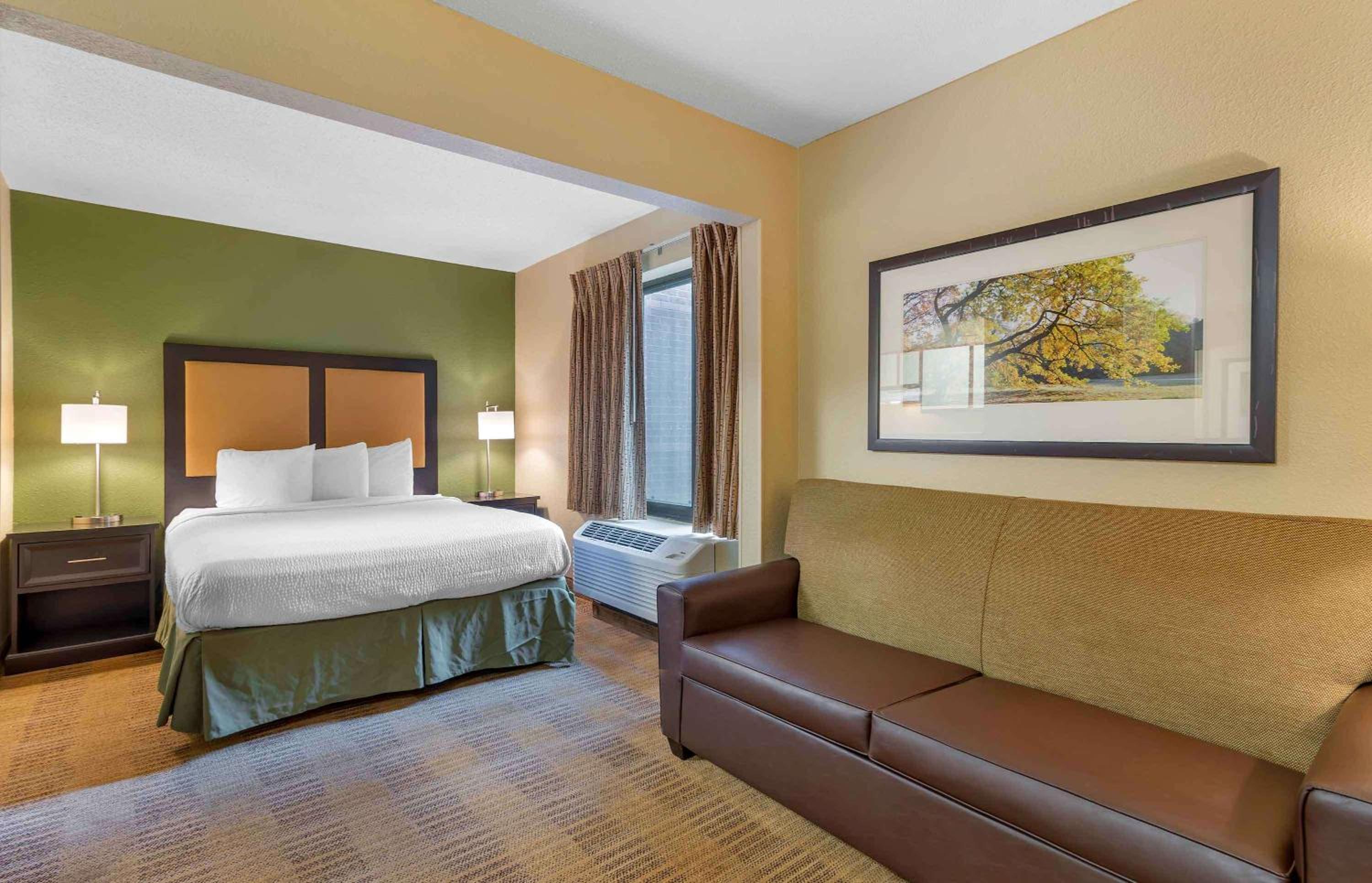Deluxe Studio with 1 Queen Bed - Non-Smoking - Photo 2
