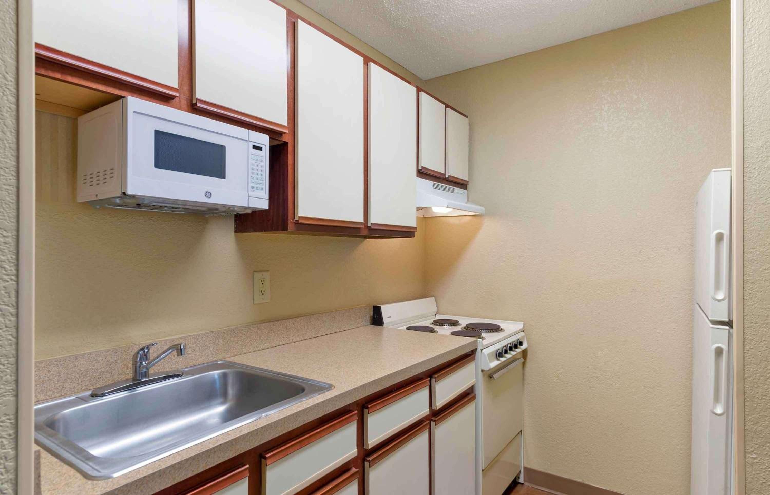 Deluxe Studio with 1 Queen Bed - Non-Smoking - Photo 3