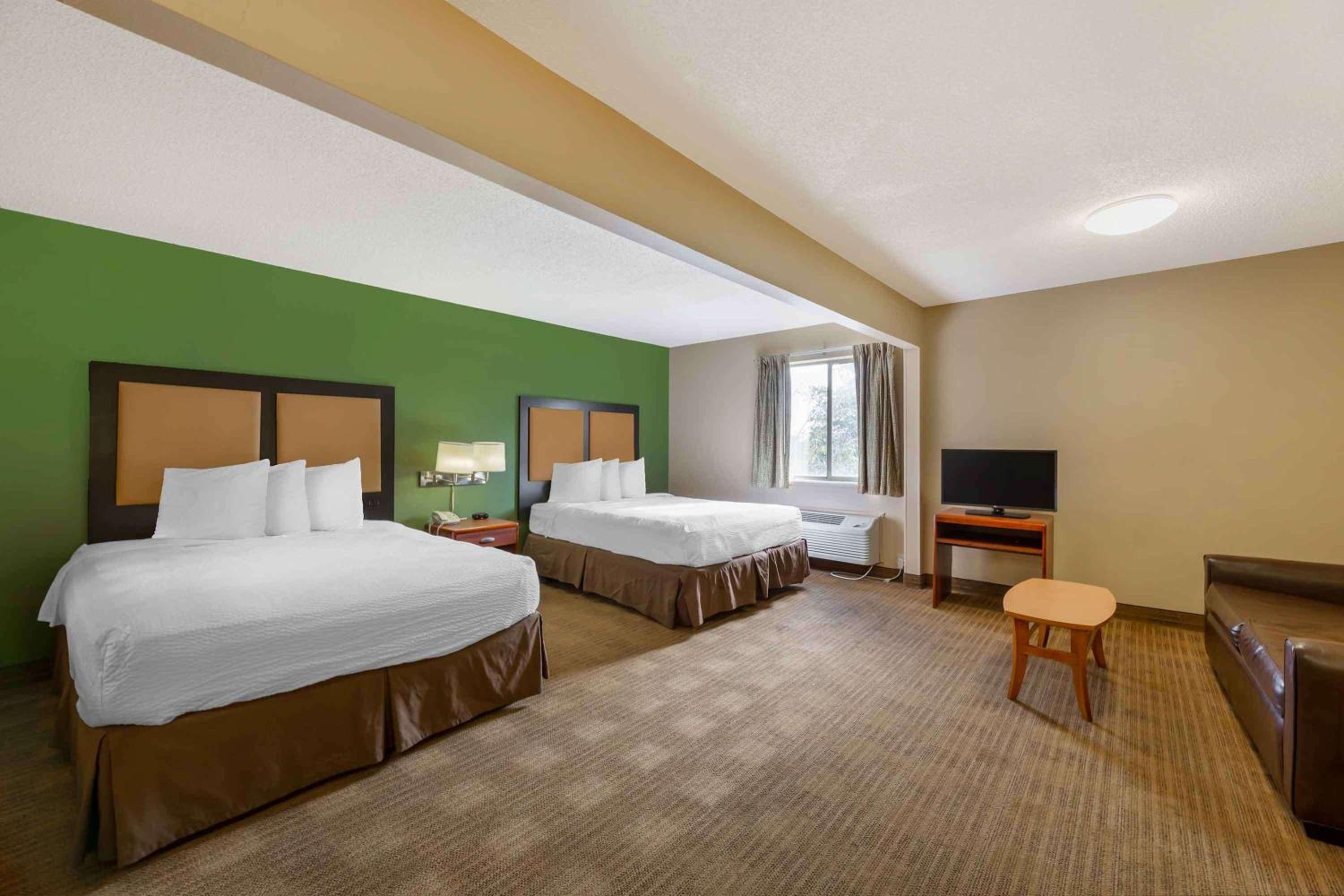 Deluxe Studio with Two Queen Beds - Non-Smoking - Photo 1