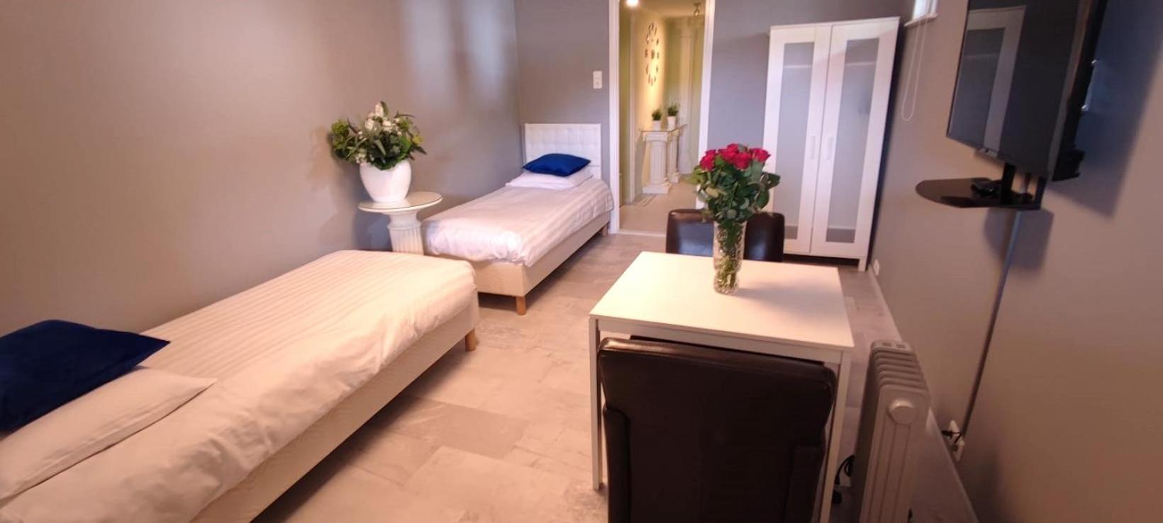 Twin Room with Private Bathroom photo 2
