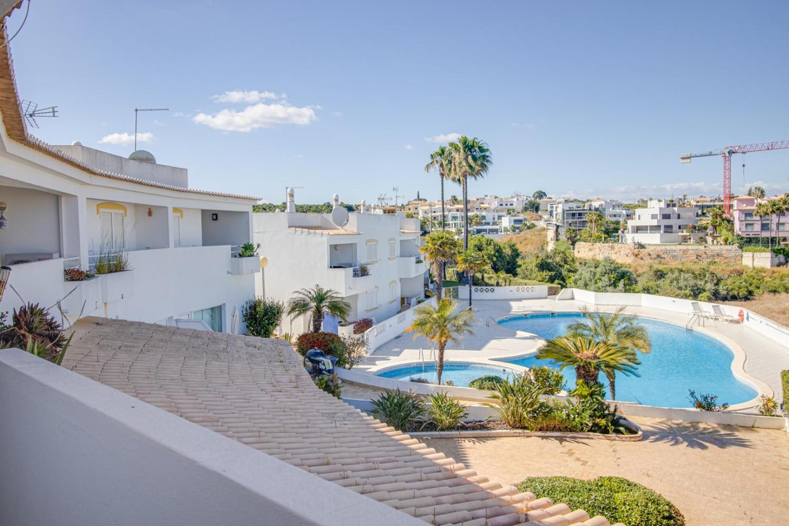 Two-Bedroom Apartment with Pool View photo 3