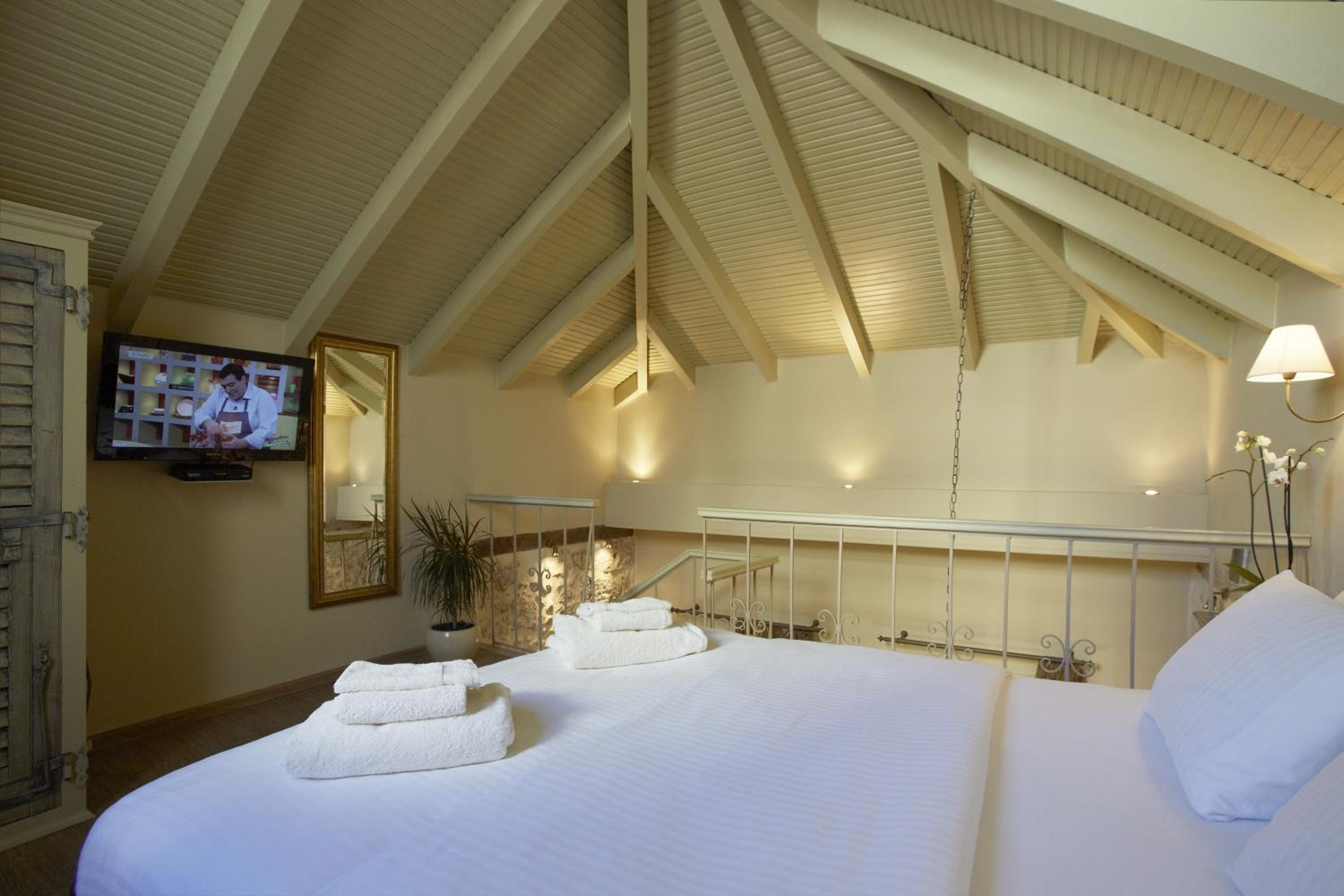 One-Bedroom Suite - Photo 4