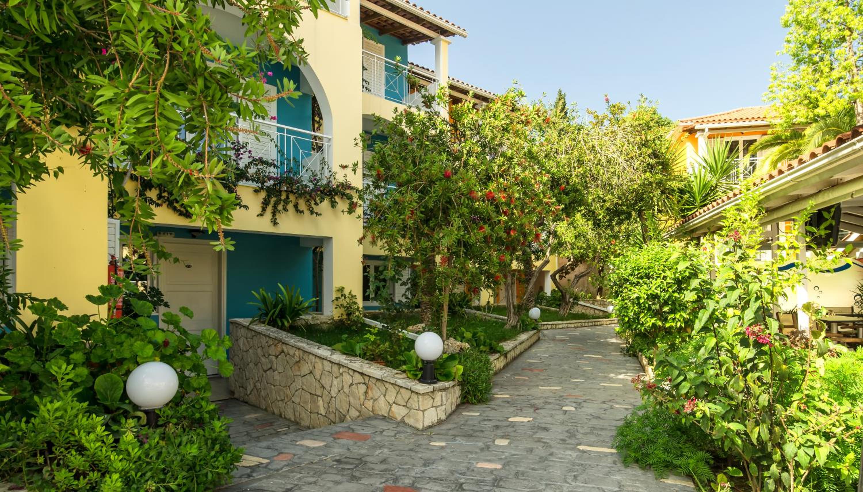 Deluxe Double Room with Balcony - Photo 11