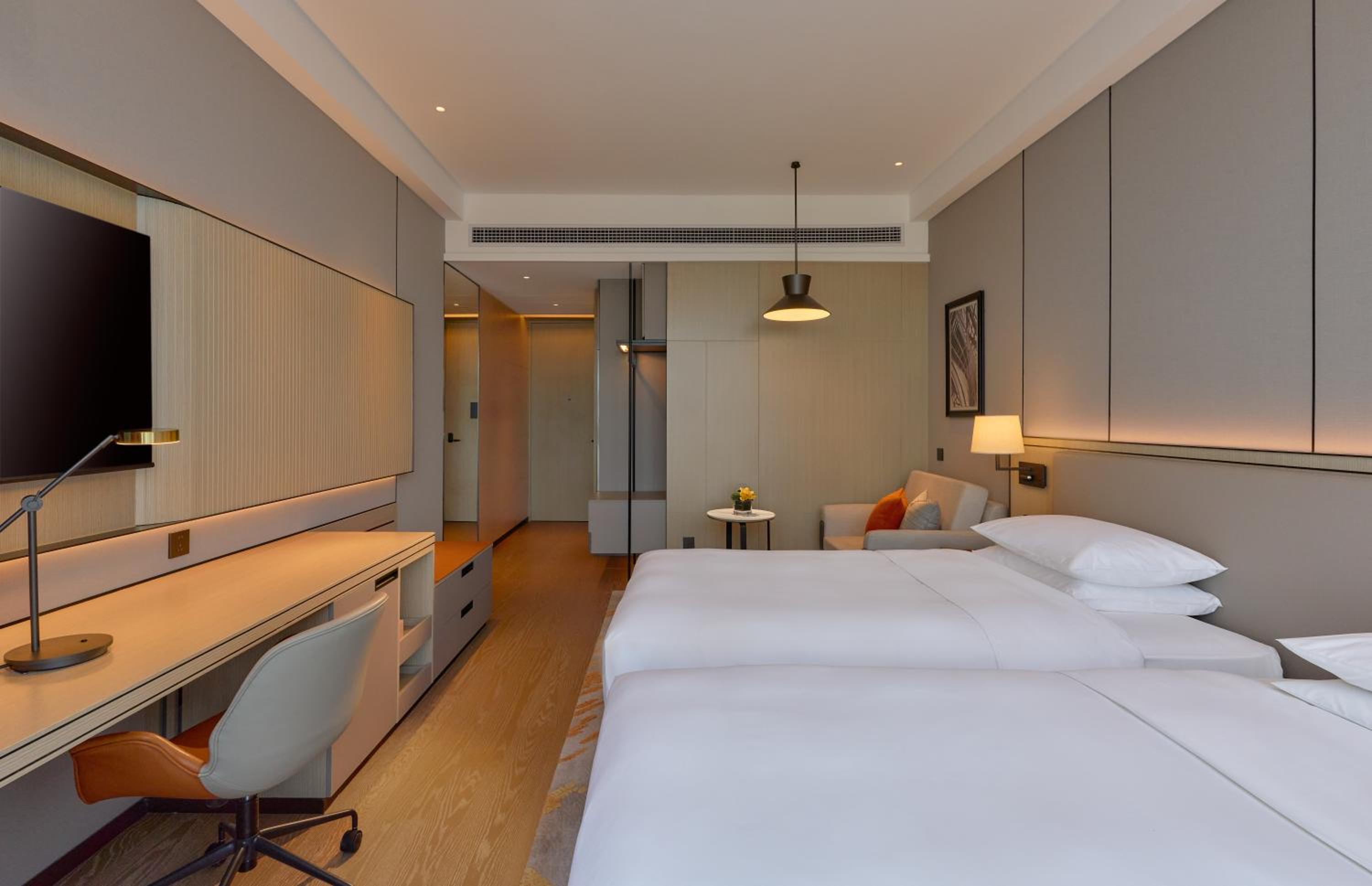 Twin Room with Two Twin Beds and Sofa Bed photo 3