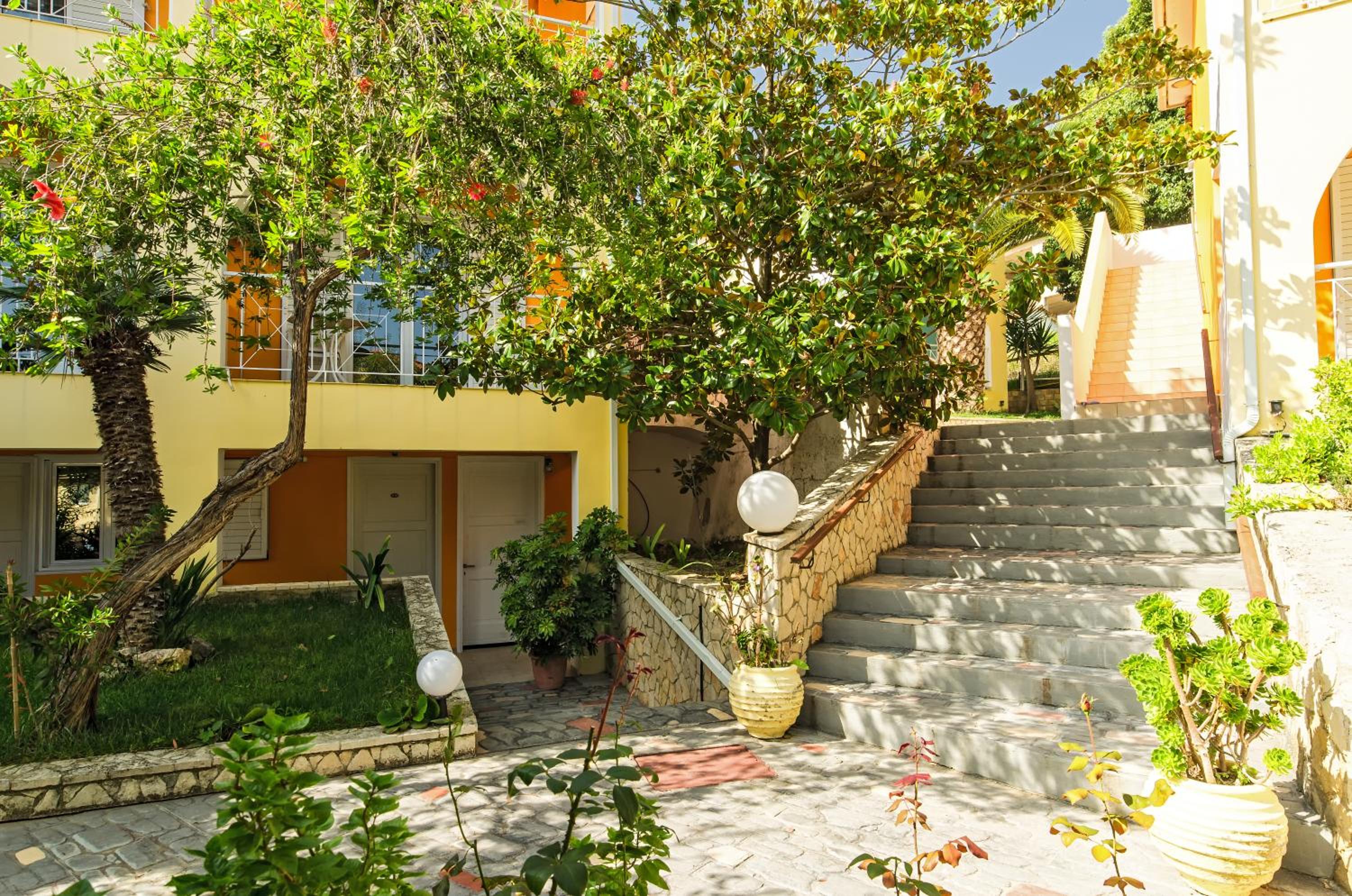 Deluxe Double Room with Balcony - Photo 12