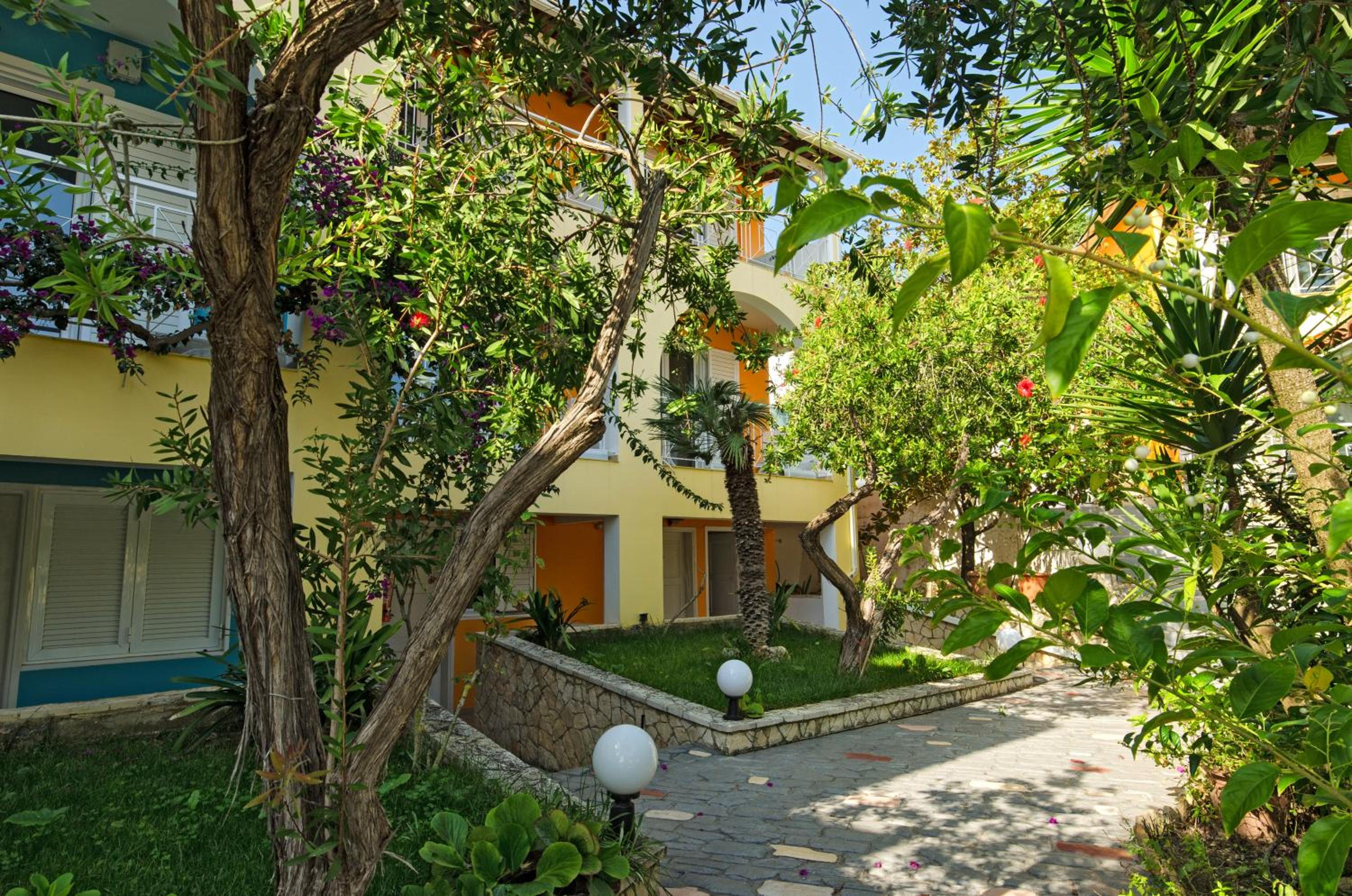 Deluxe Double Room with Balcony - Photo 13