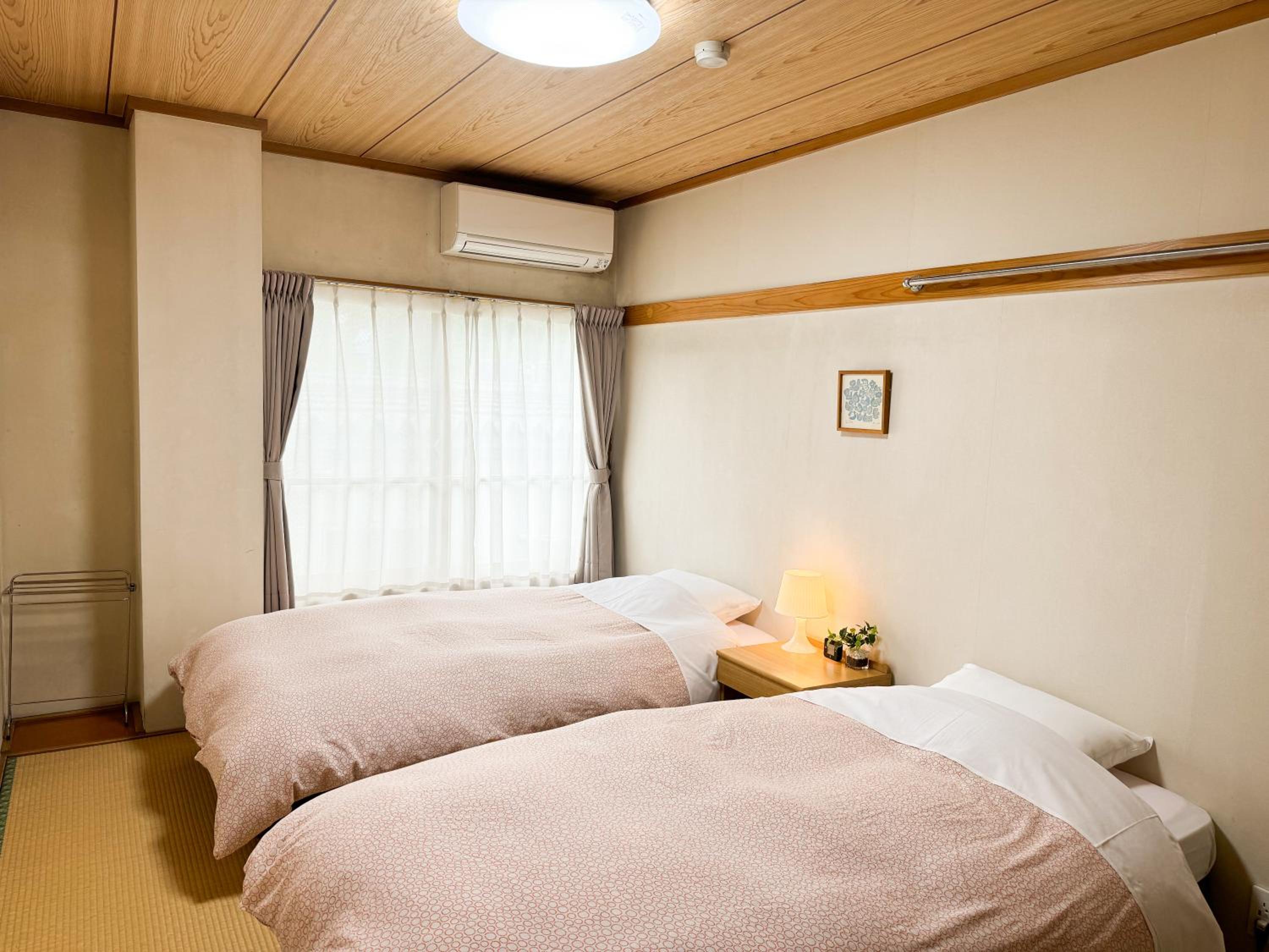Standard Twin Room with Shared Bathroom photo 1