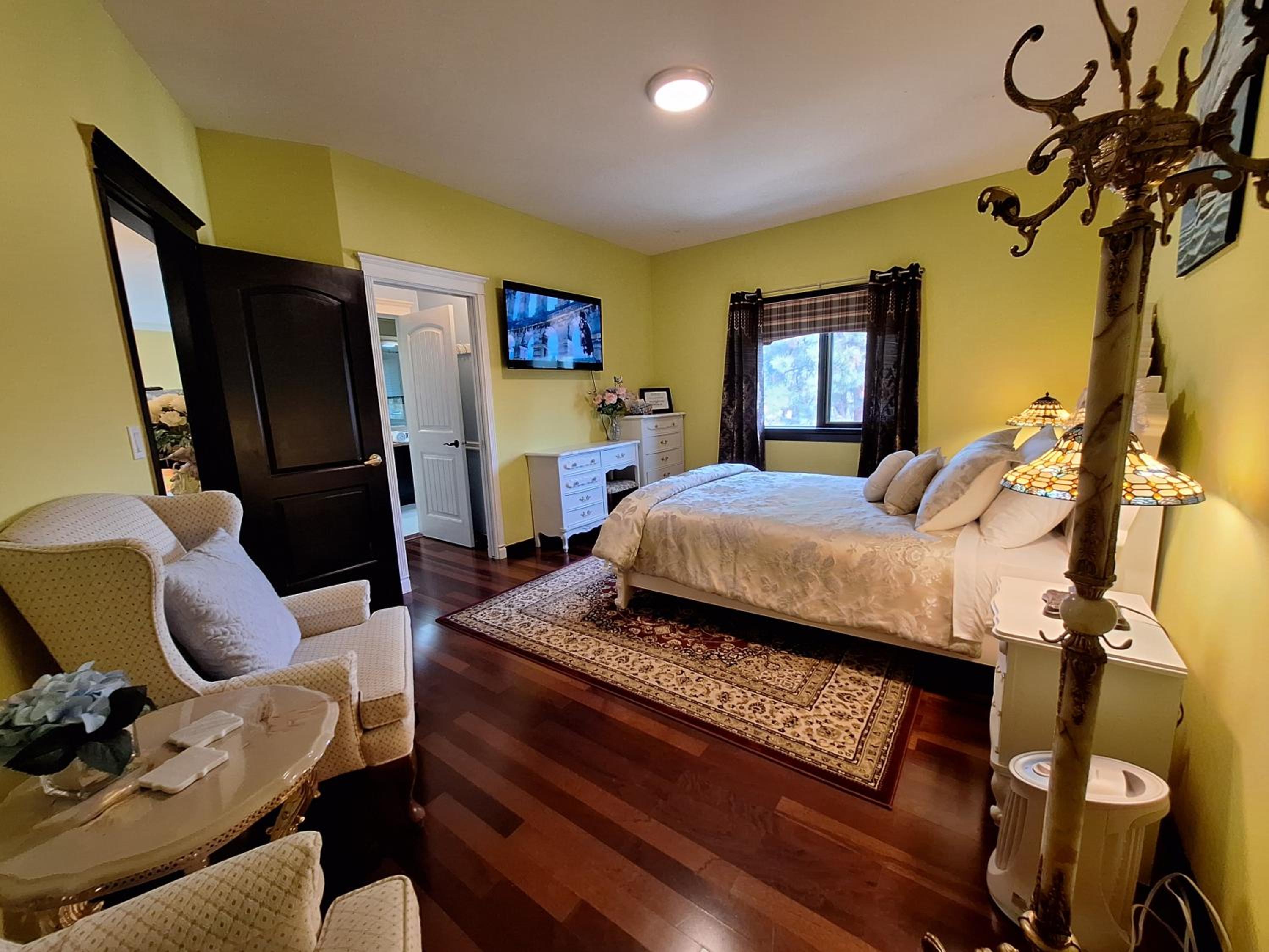Deluxe Queen Suite photo 1