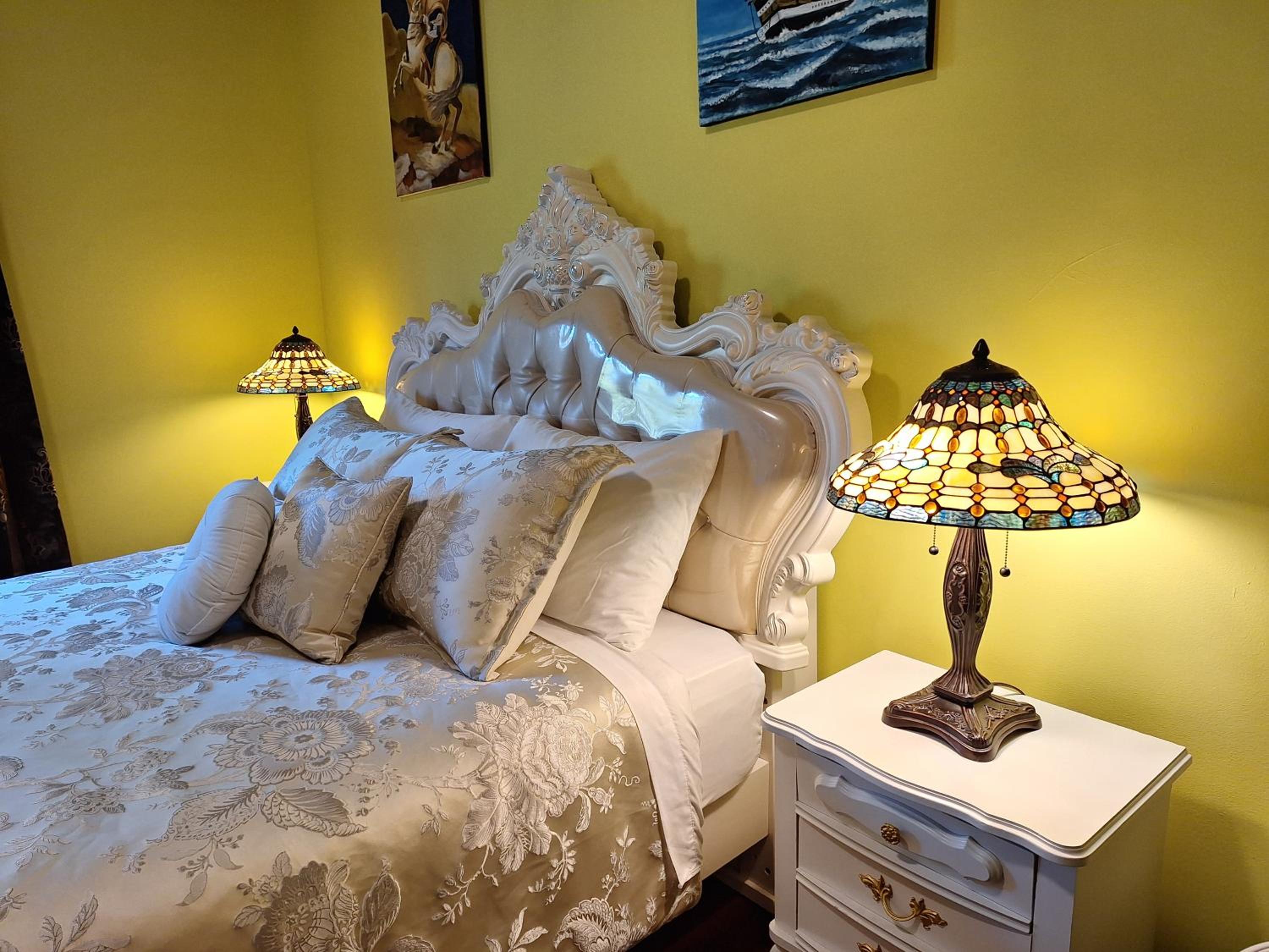Deluxe Queen Suite photo 2
