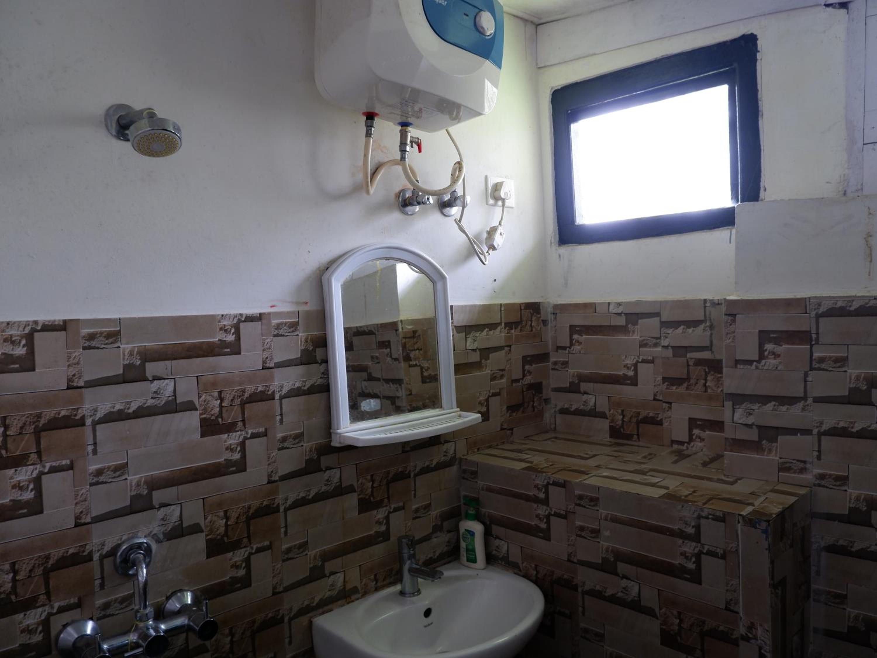 Single Room With Private Bathroom photo 2