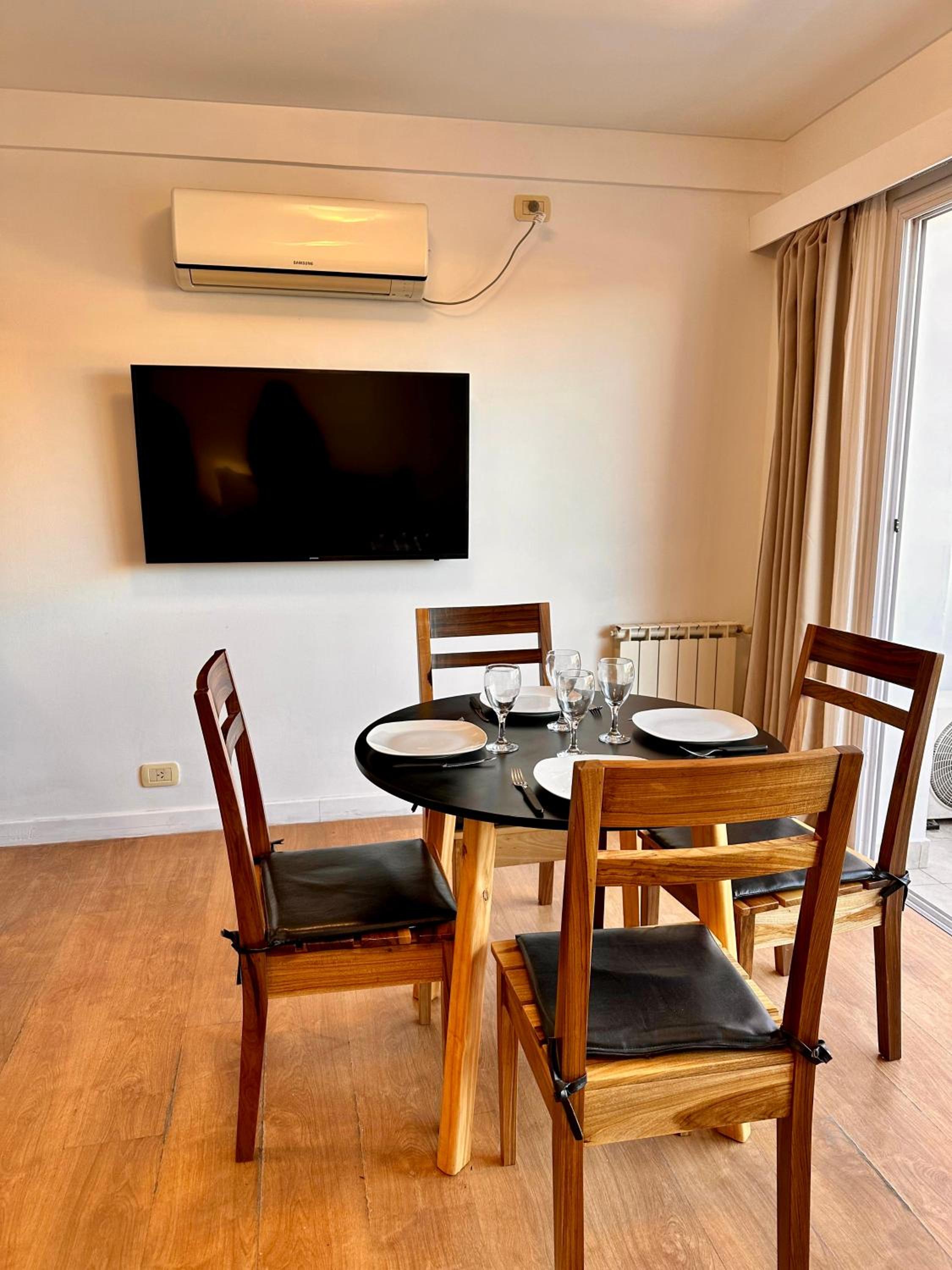 One-Bedroom Apartment with Balcony and Mountain View   photo 2