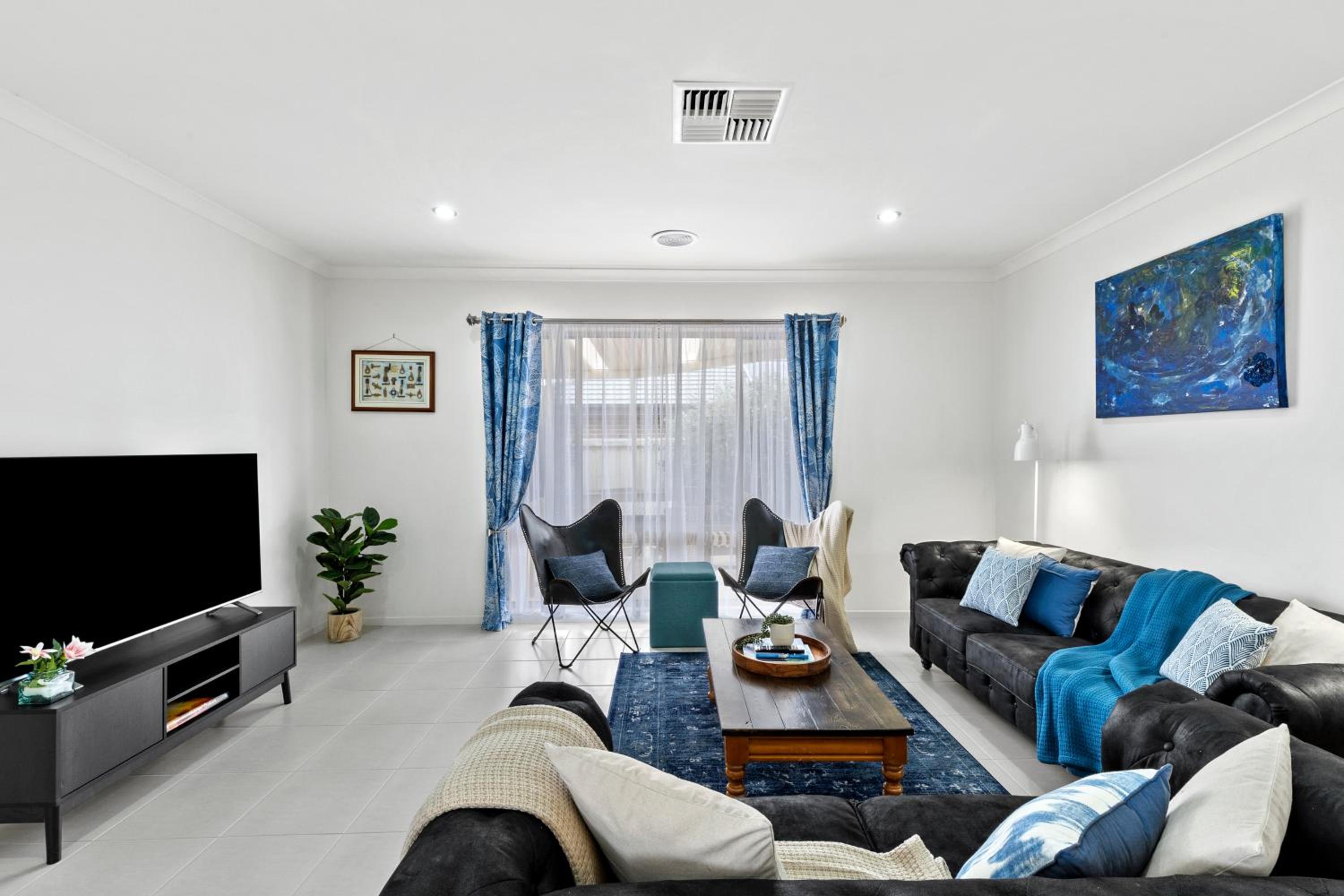 Four-Bedroom House photo 2