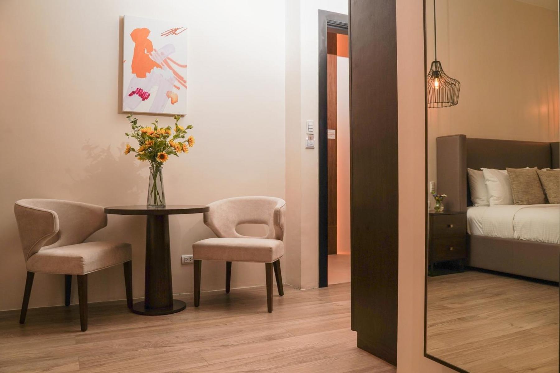 Deluxe King Suite - Photo 5