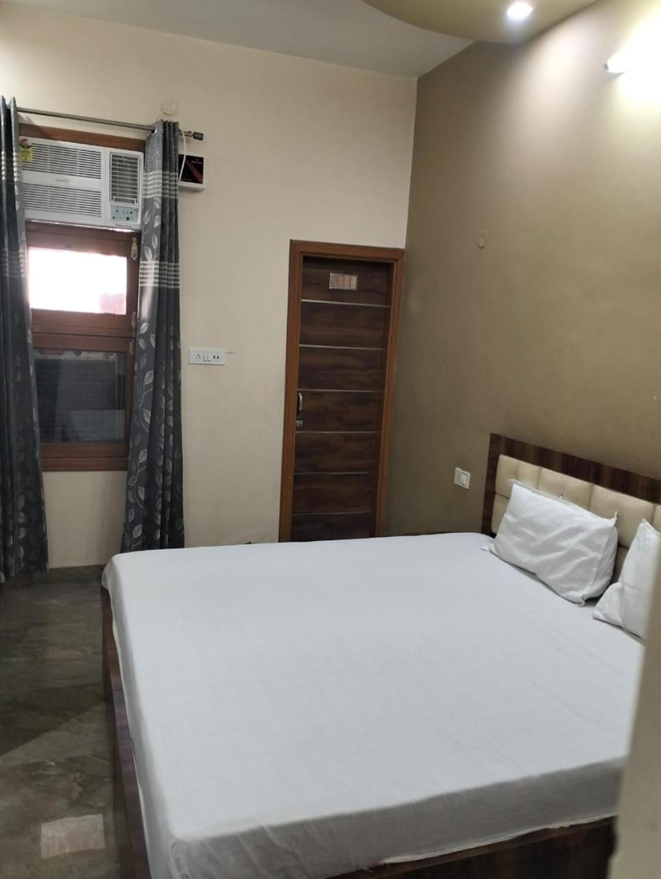 Deluxe Double Room (2 Adults + 1 Child) photo 1