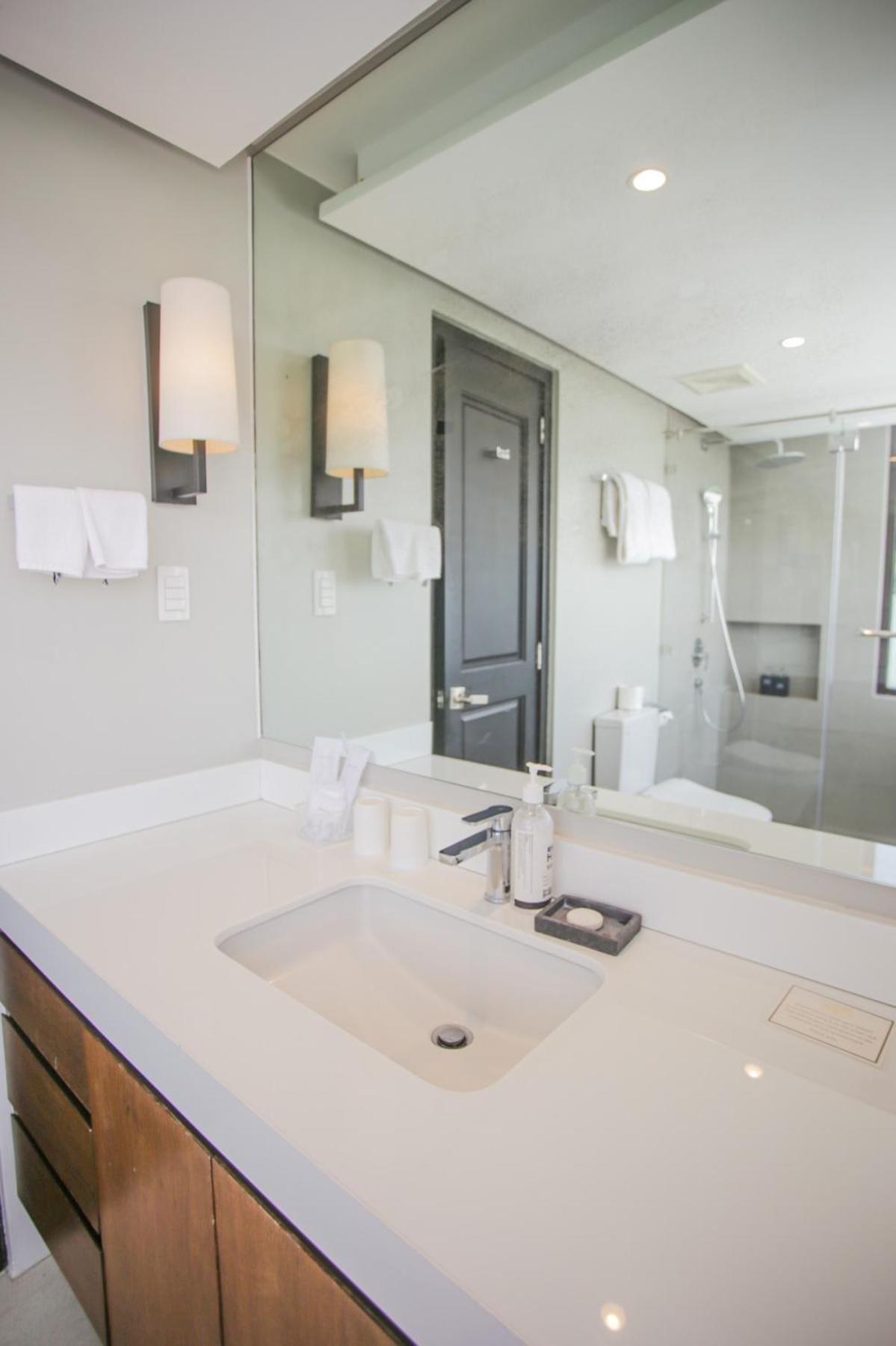 King Suite with Balcony - Photo 8