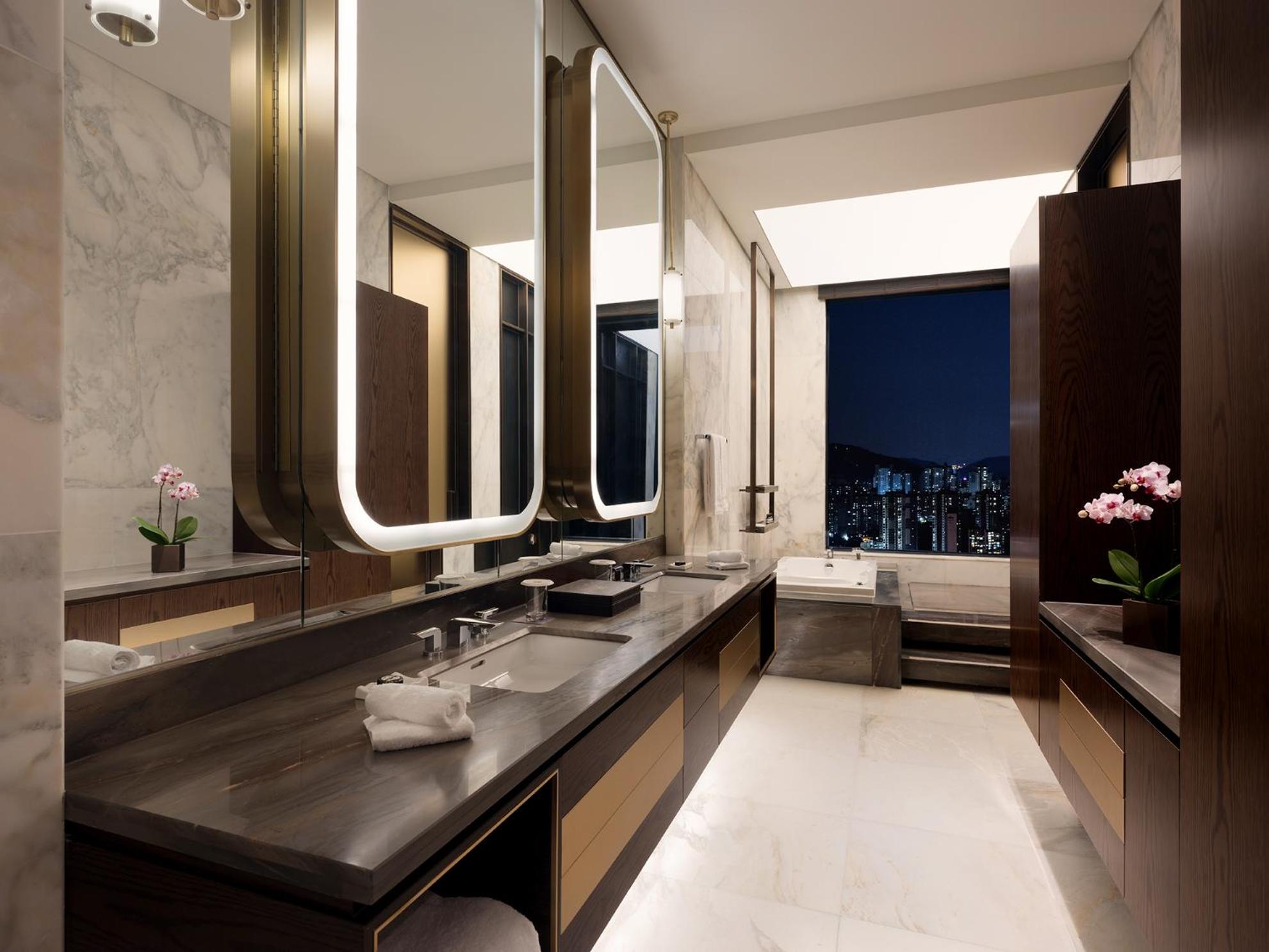 Three Bedroom Penthouse with Three King Beds photo 3