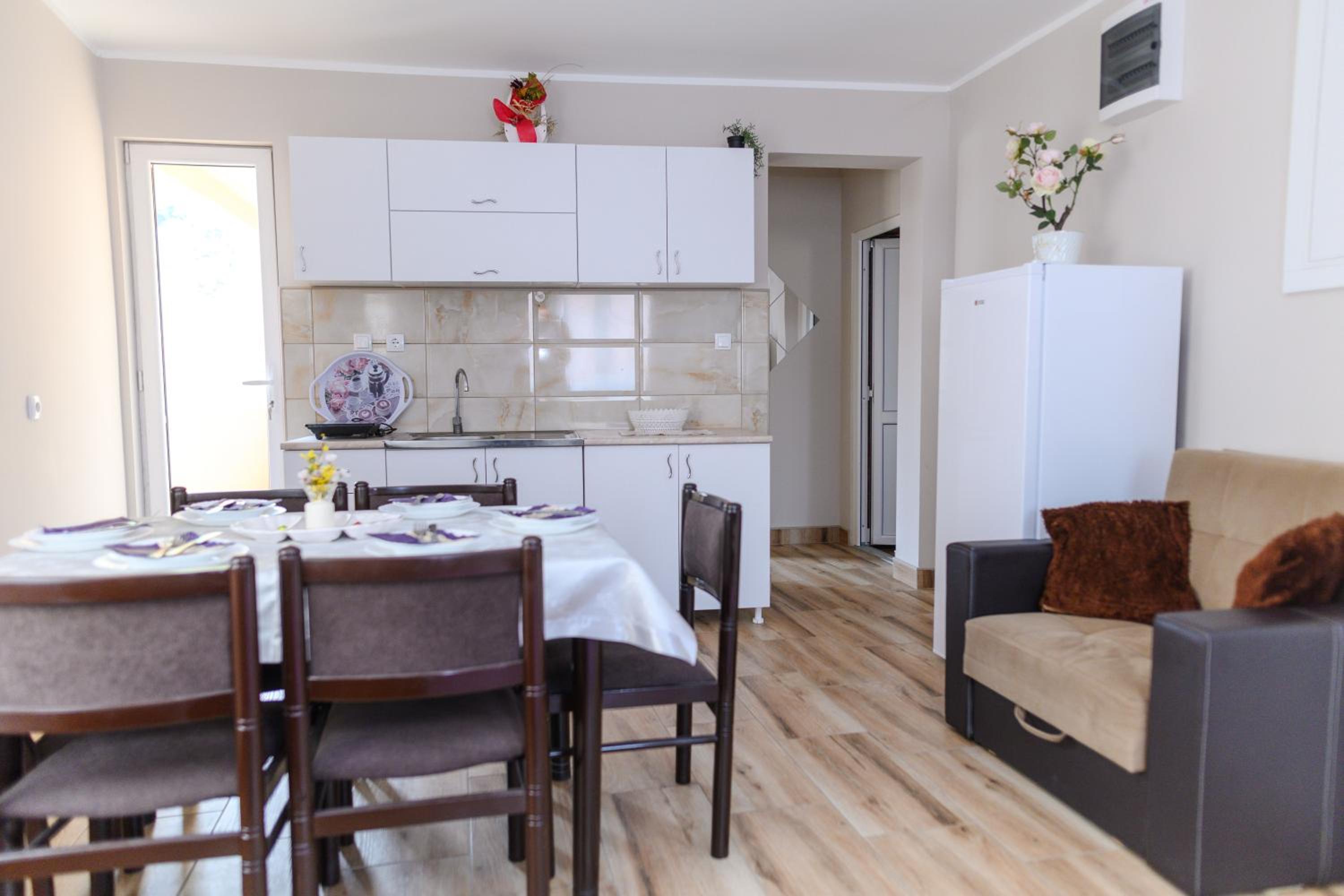One-Bedroom Apartment with Balcony and Mountain View   photo 2