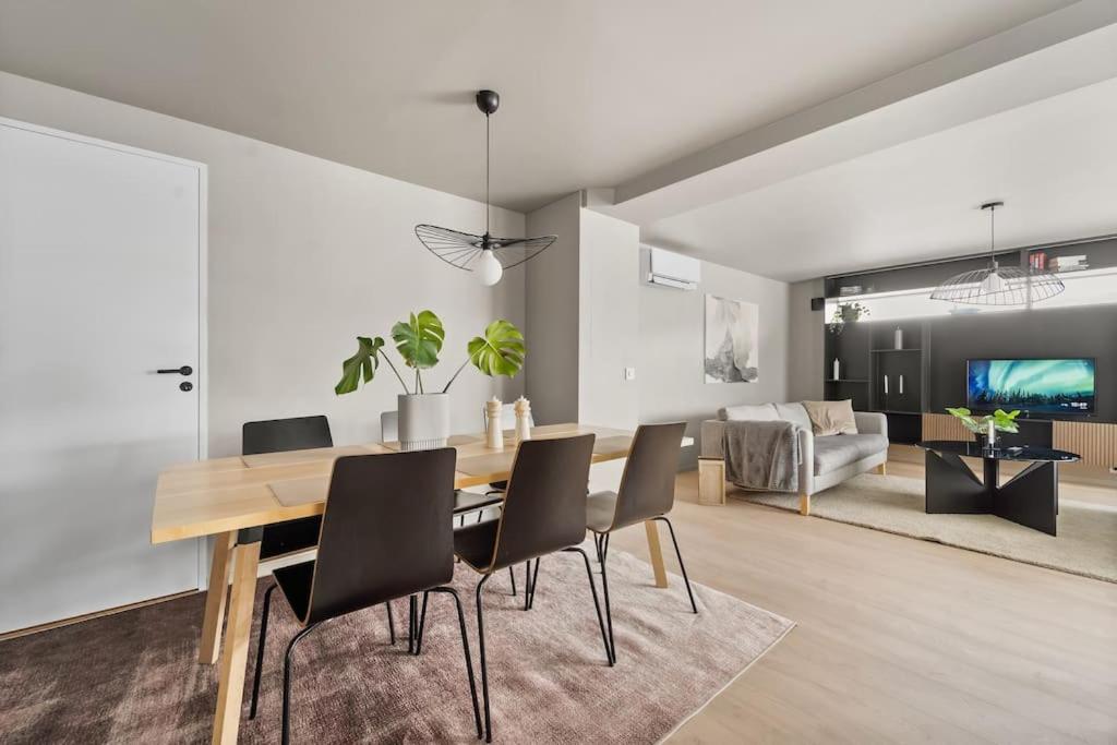Three-Bedroom Apartment photo 2