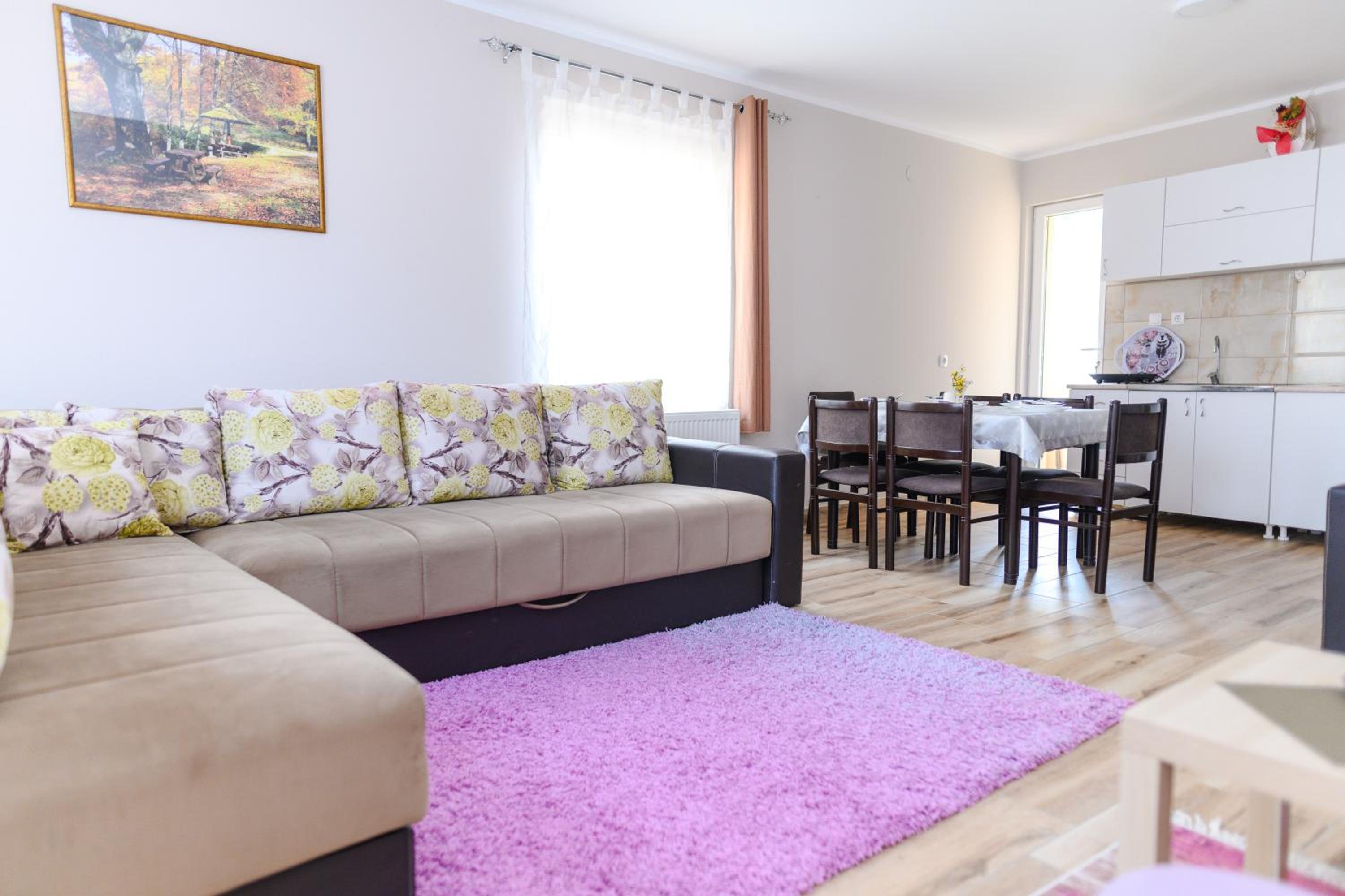 One-Bedroom Apartment with Balcony and Mountain View   photo 1